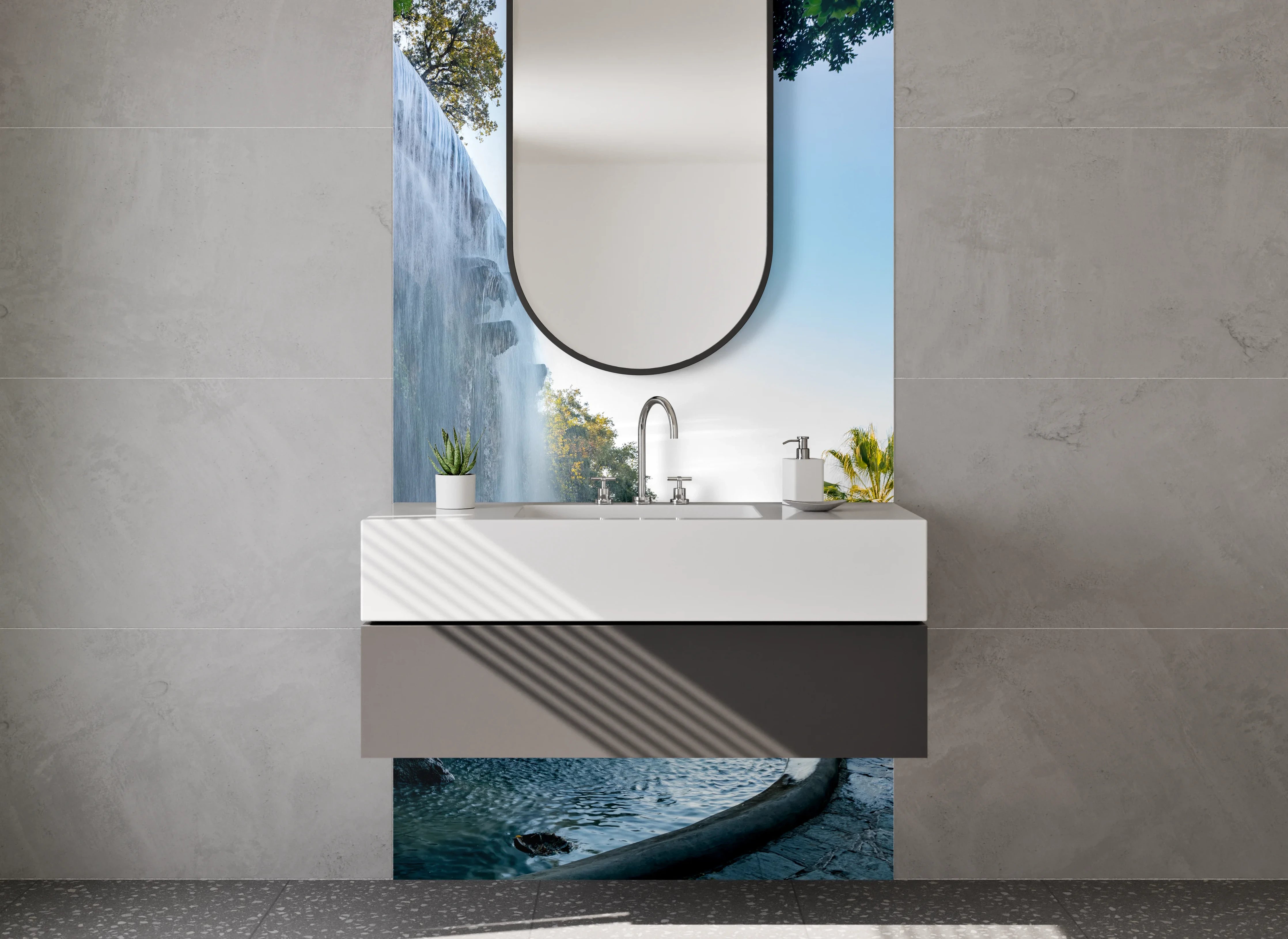 Waschbecken-Rückwand - Beeindruckender Wasserfall an Palmenpromenade