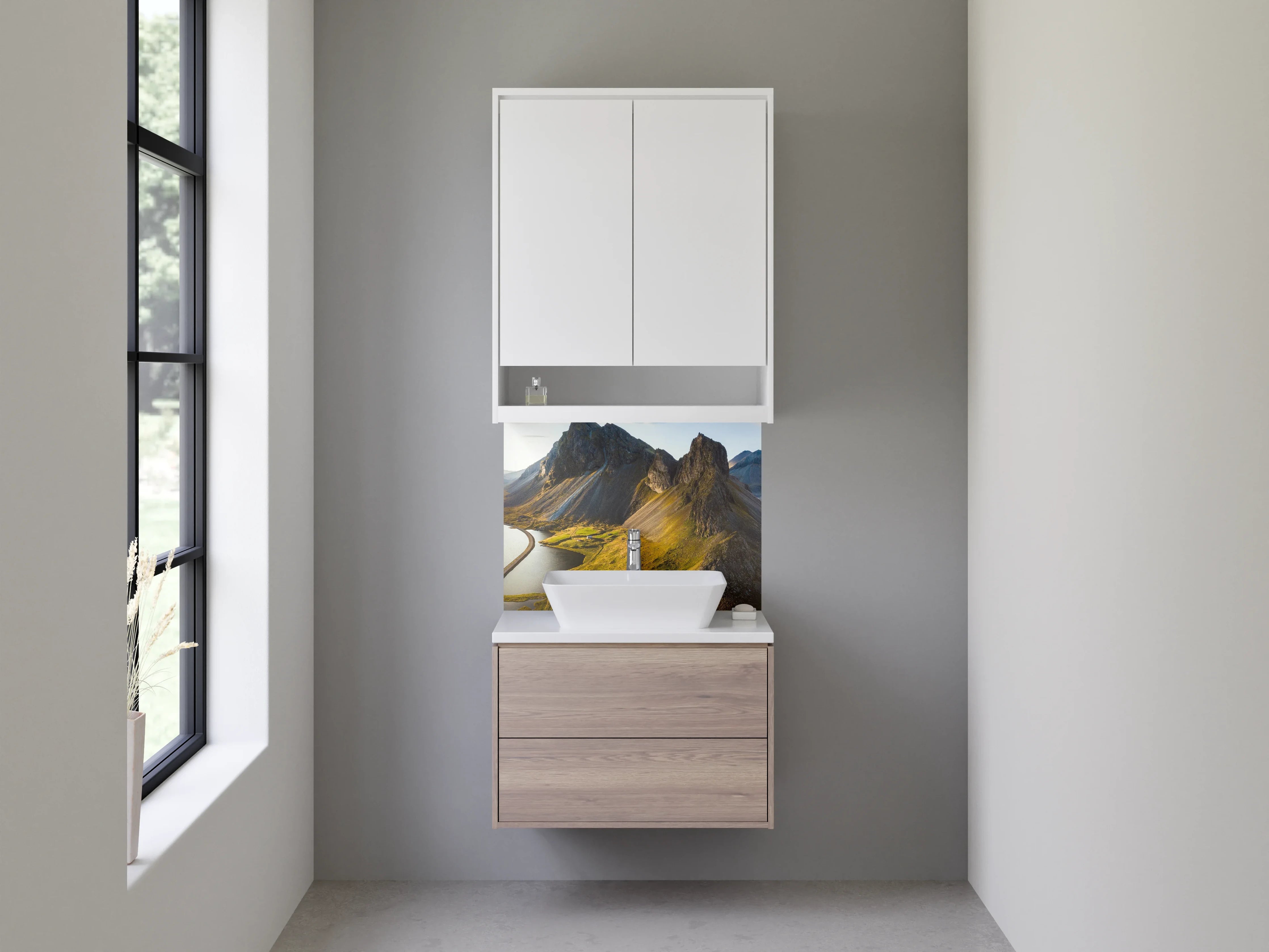 Waschbecken-Rückwand - Bergkette am Wasser mit Sonnenlicht