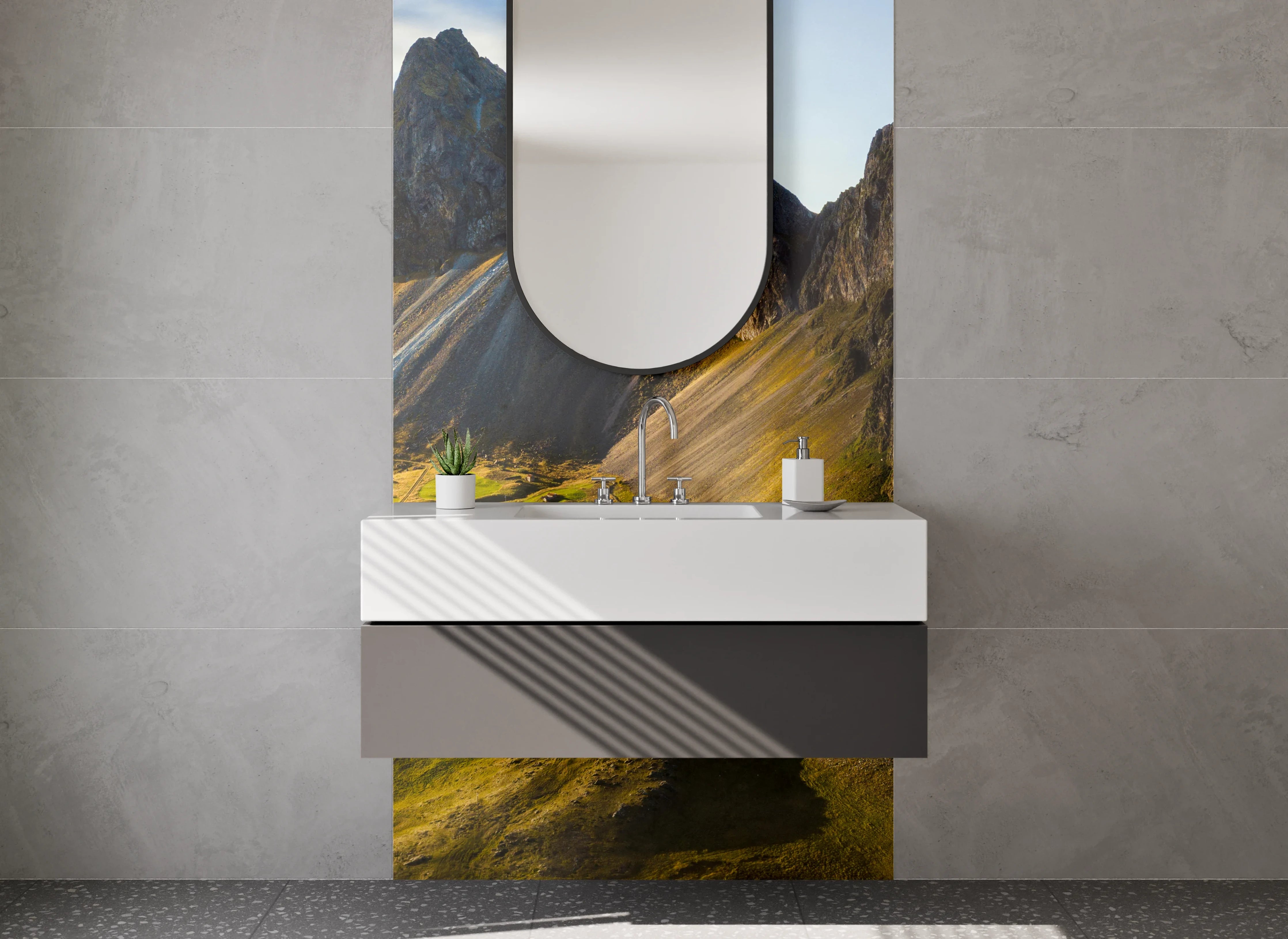 Waschbecken-Rückwand - Bergkette am Wasser mit Sonnenlicht