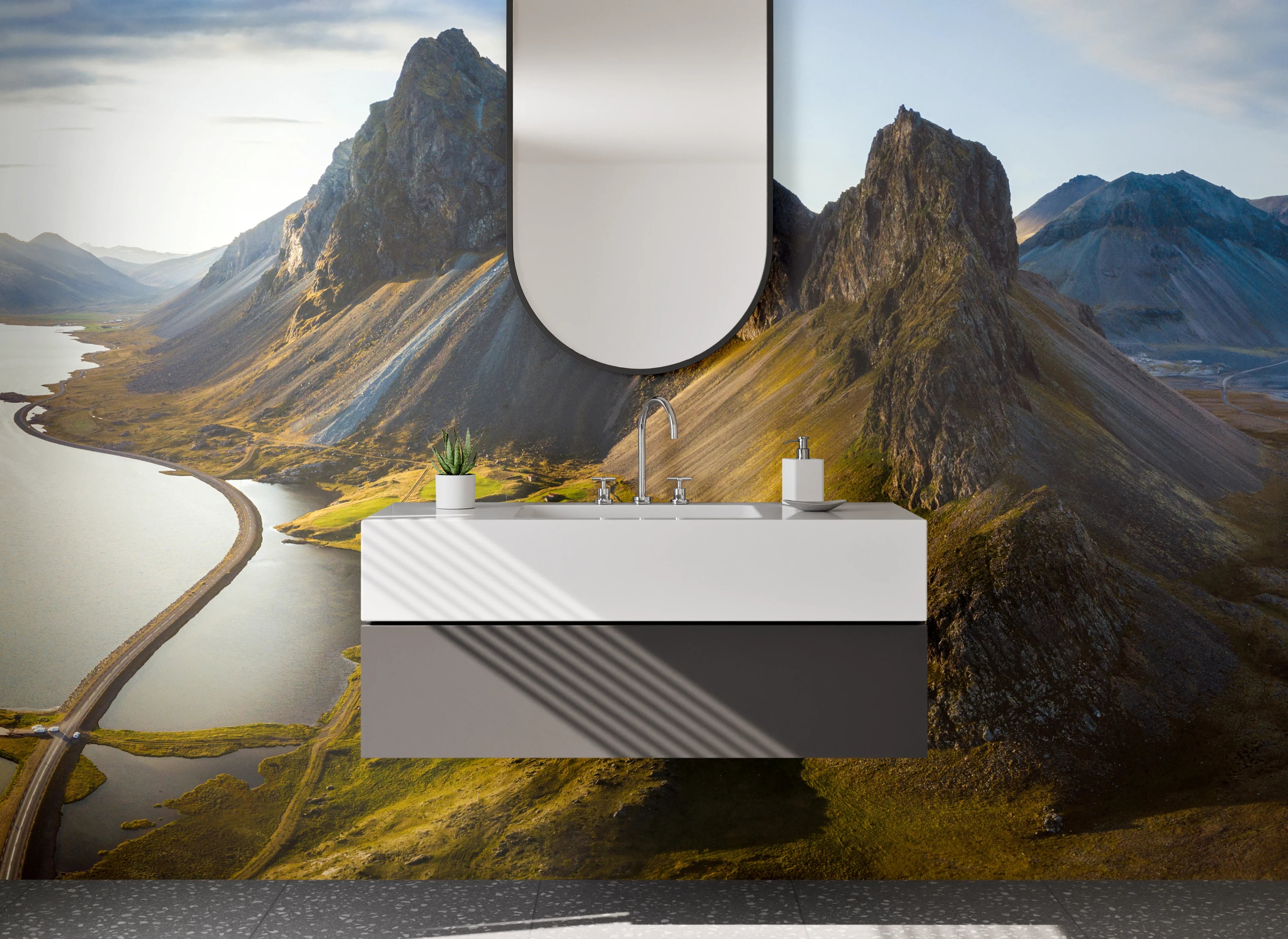 Waschbecken-Rückwand - Bergkette am Wasser mit Sonnenlicht