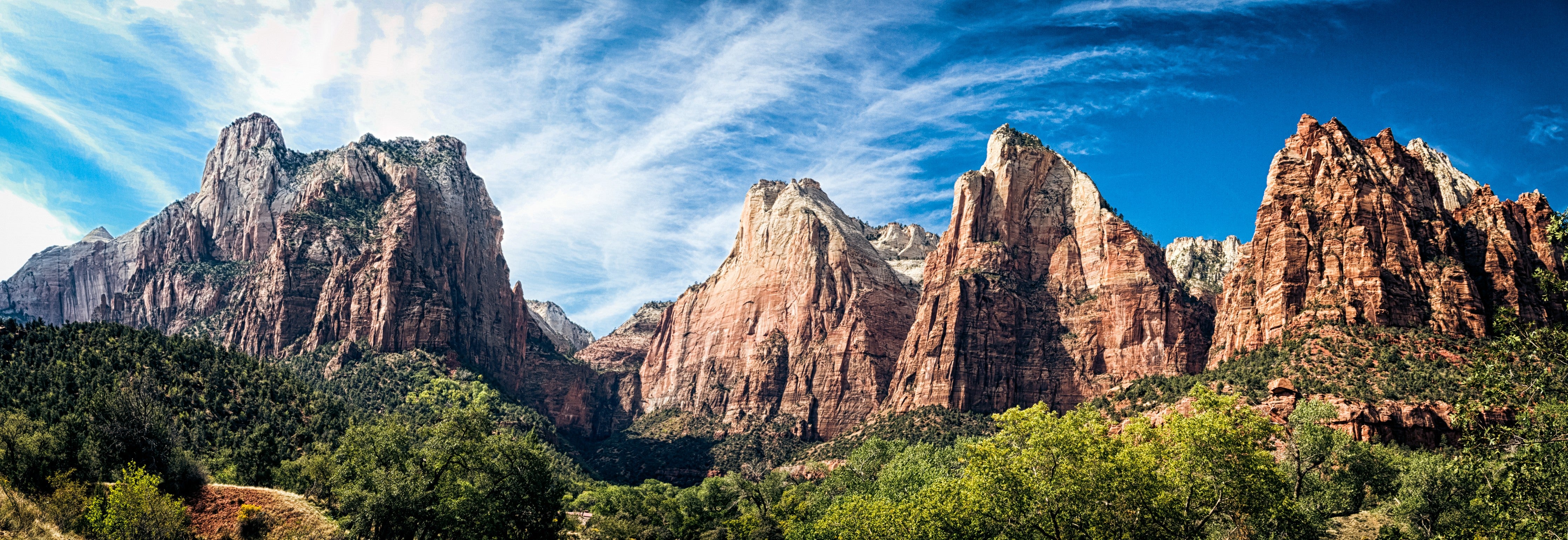Waschbecken-Rückwand-Berglandschaft bei Sonnenschein