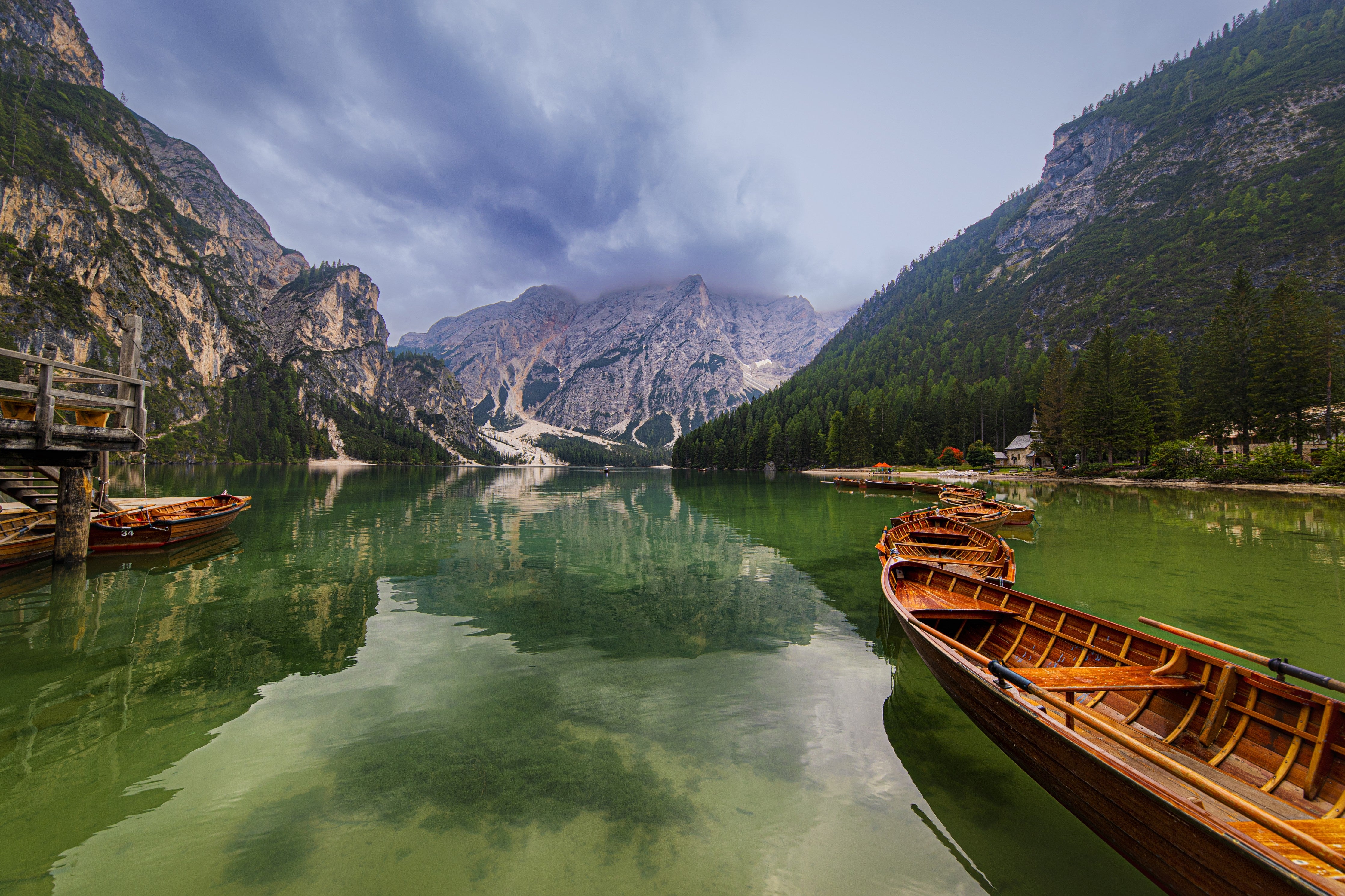 Waschbecken-Rückwand-Bergsee mit Booten und Bergen im Hintergrund