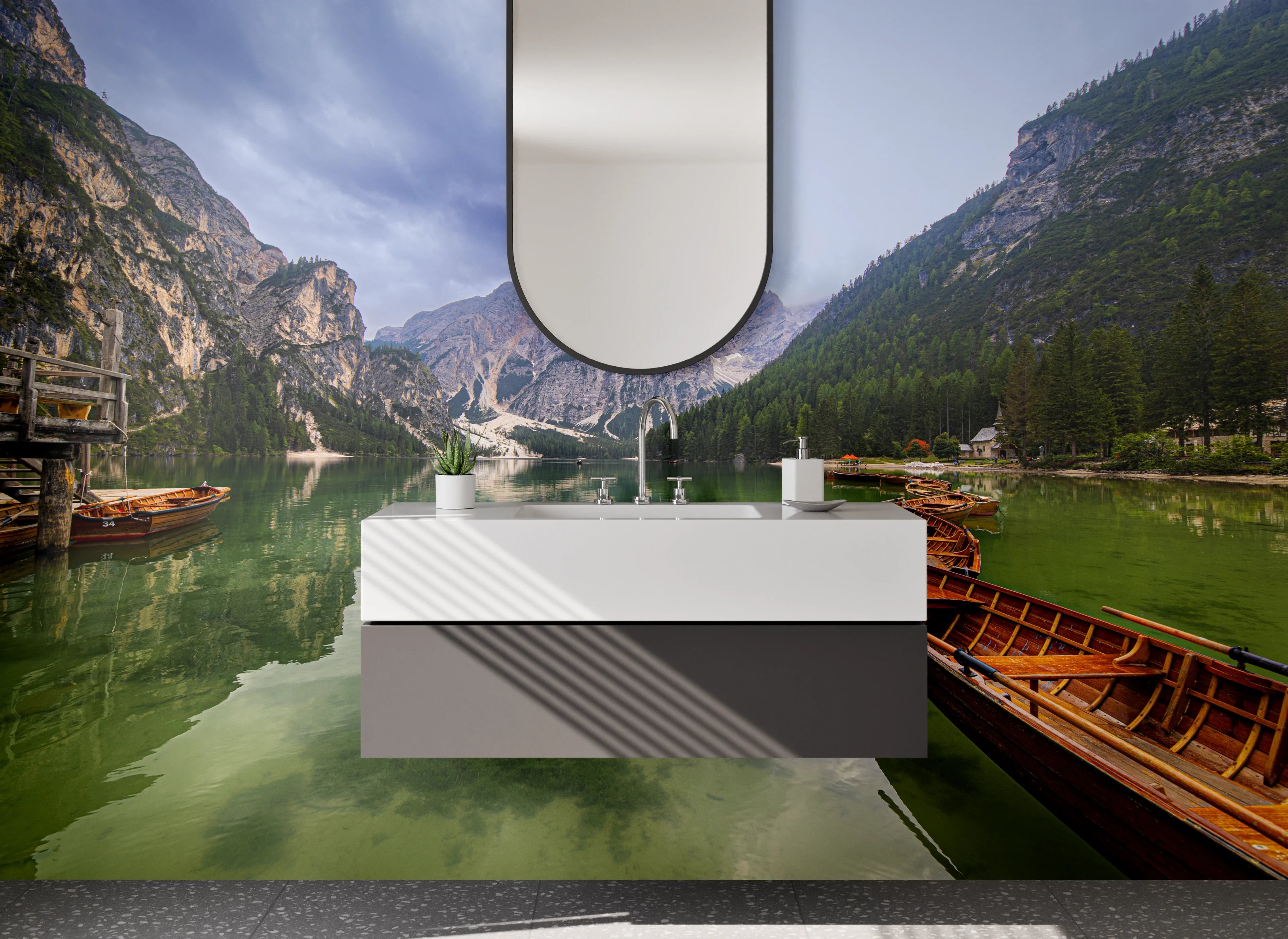 Waschbecken-Rückwand - Bergsee mit Booten und Bergen im Hintergrund