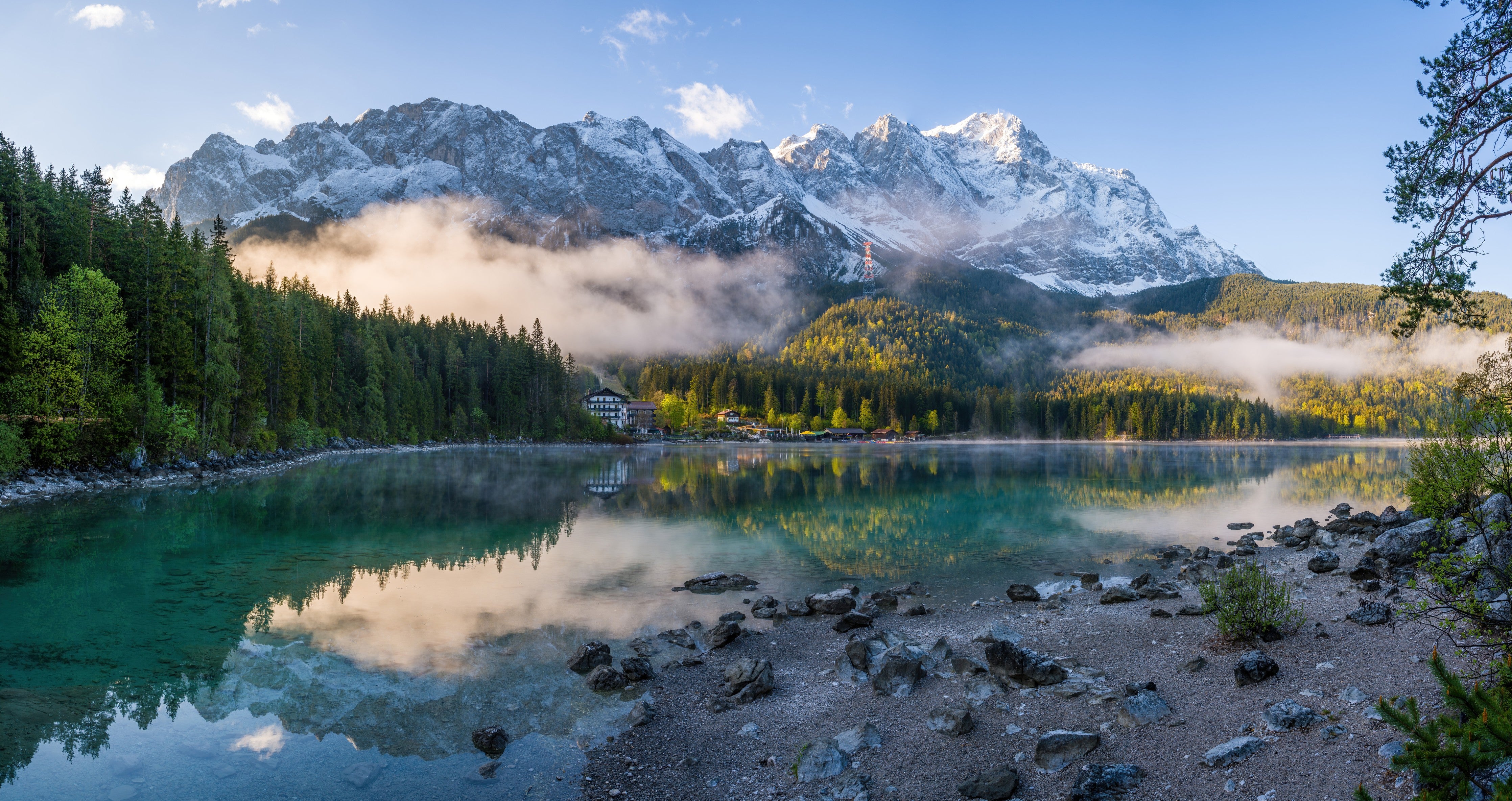 Waschbecken-Rückwand-Bergsee mit Schnee bedeckten Gipfeln und spiegelndem Wasser