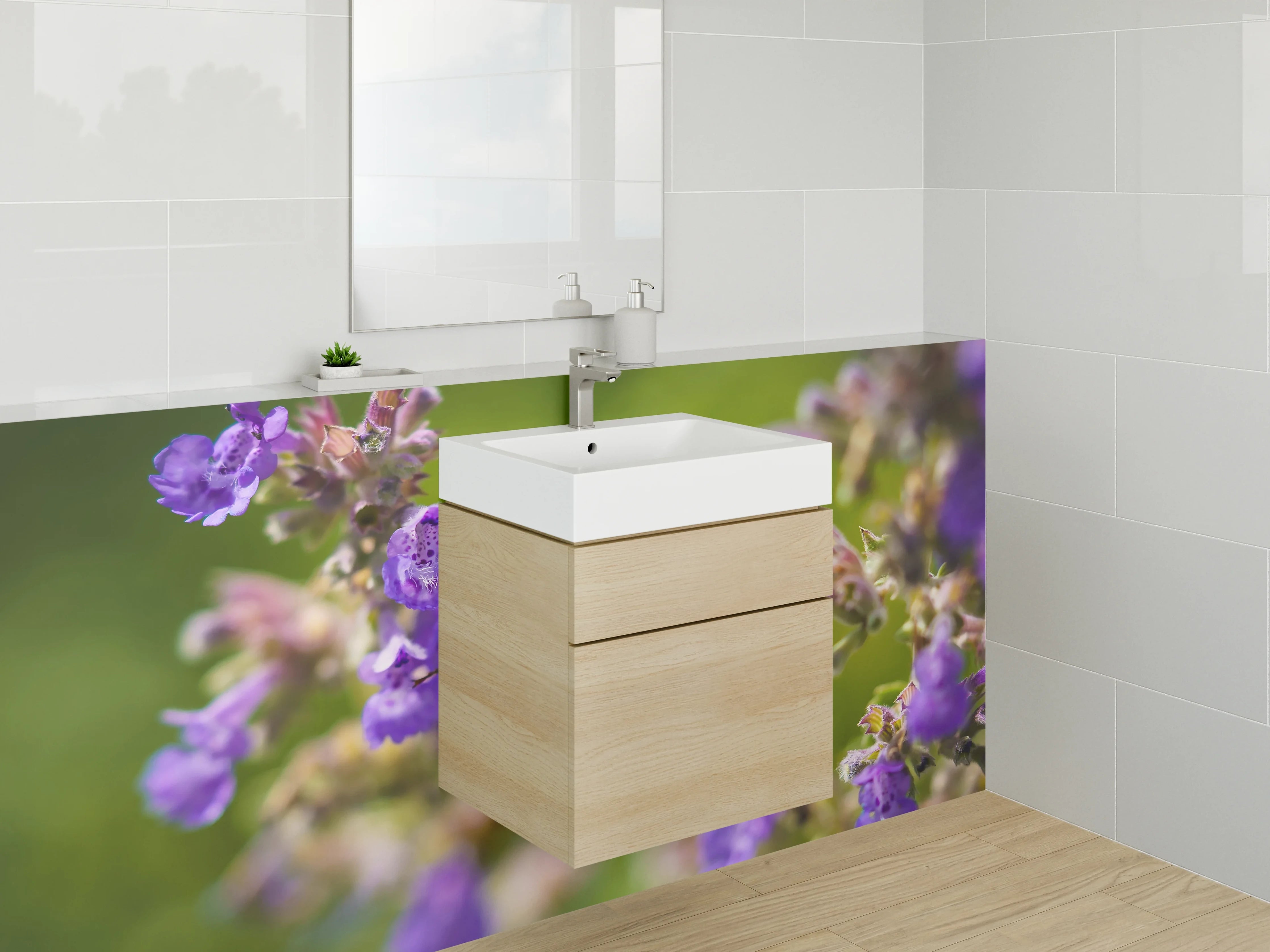 Waschbecken-Rückwand - Biene an lila Blüten nah