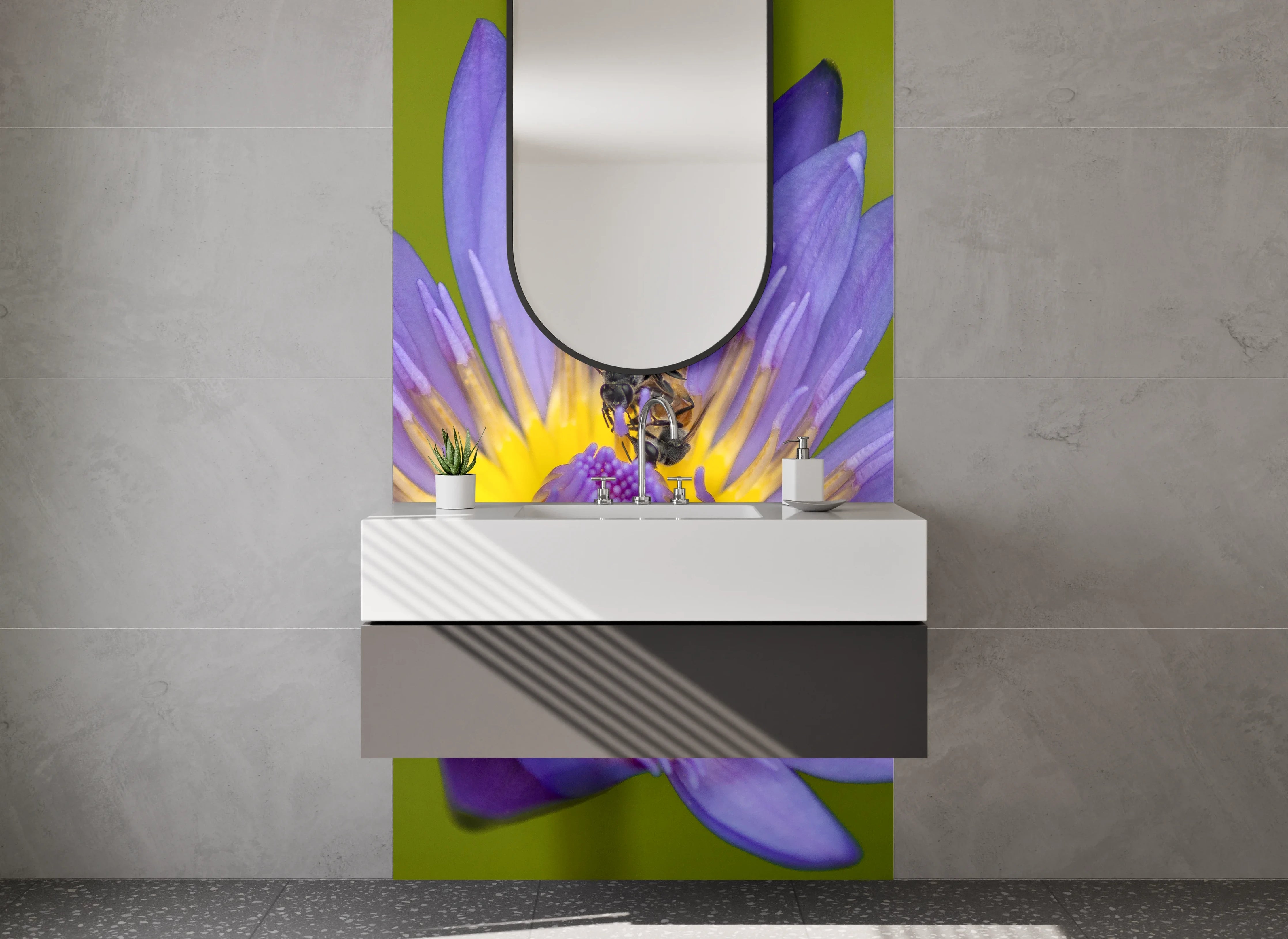 Waschbecken-Rückwand - Biene auf lila Lotusblüte Fotomotiv