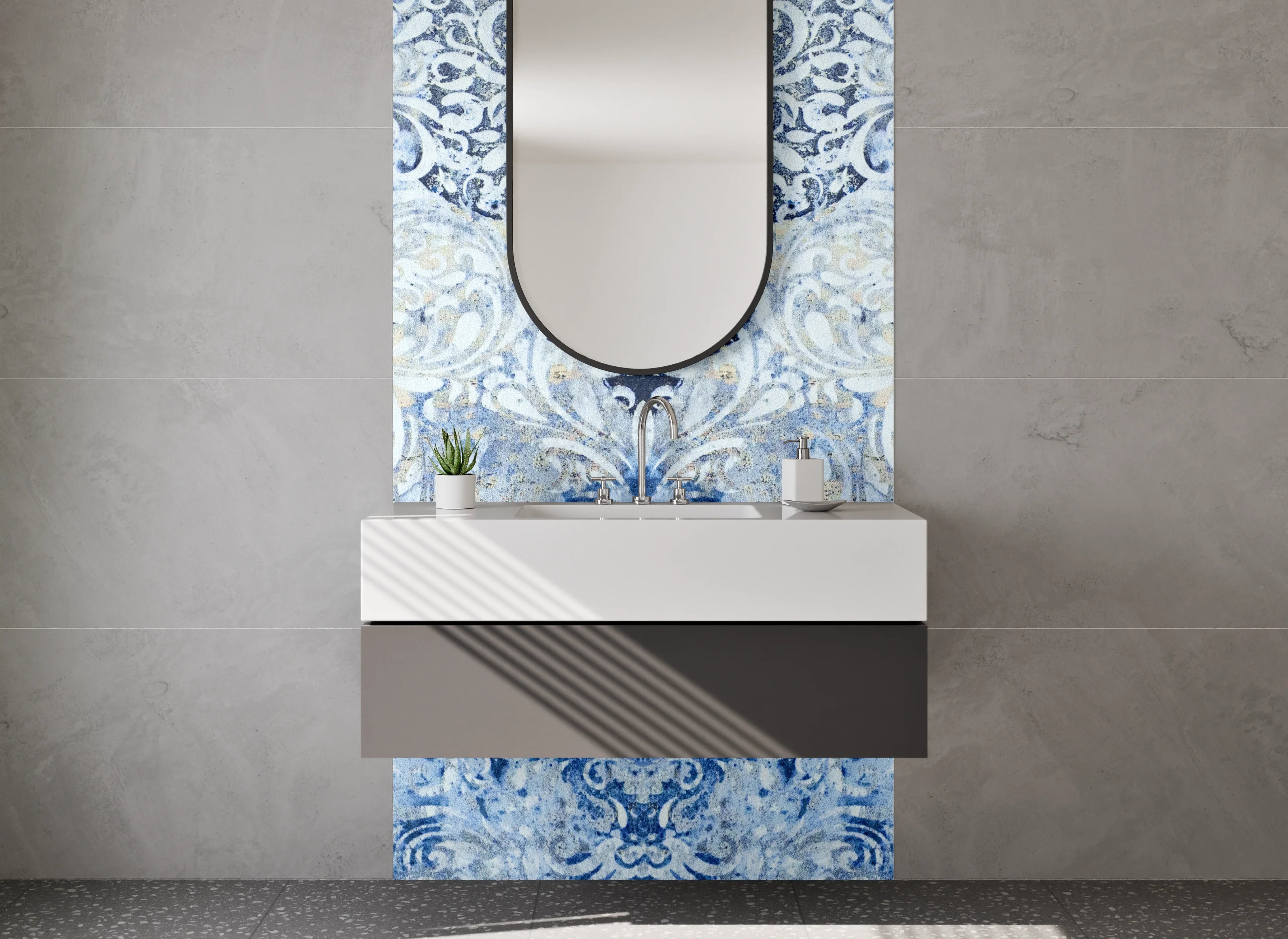 Waschbecken-Rückwand - Blaue Vintage-Tapete mit floralem Muster