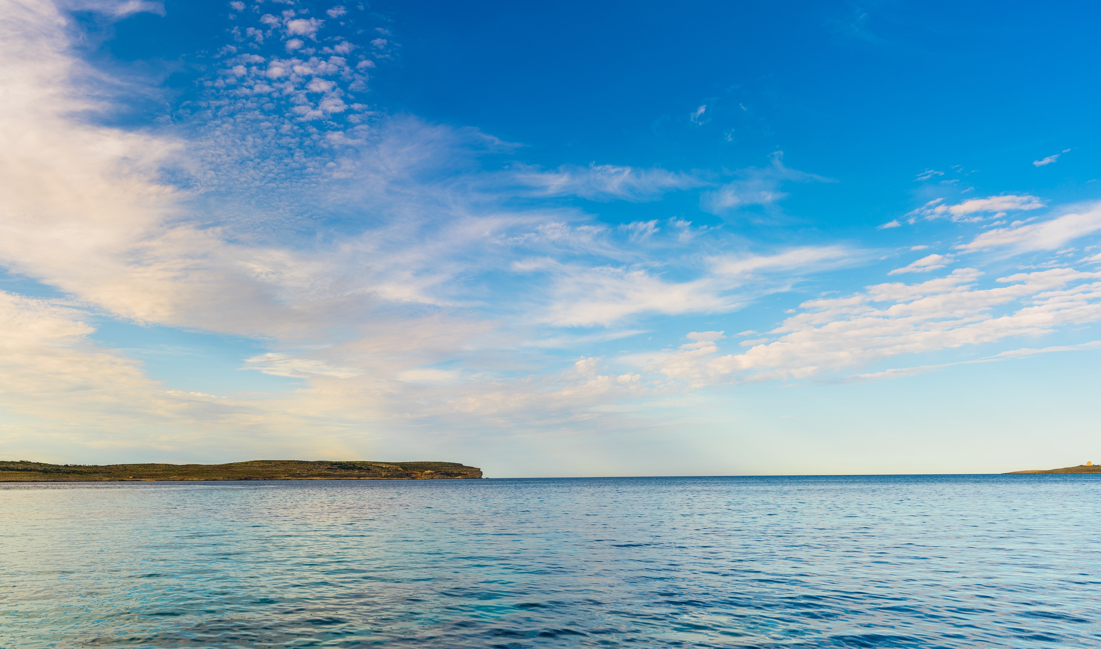 Waschbecken-Rückwand-Blauer Himmel über ruhigem Meer