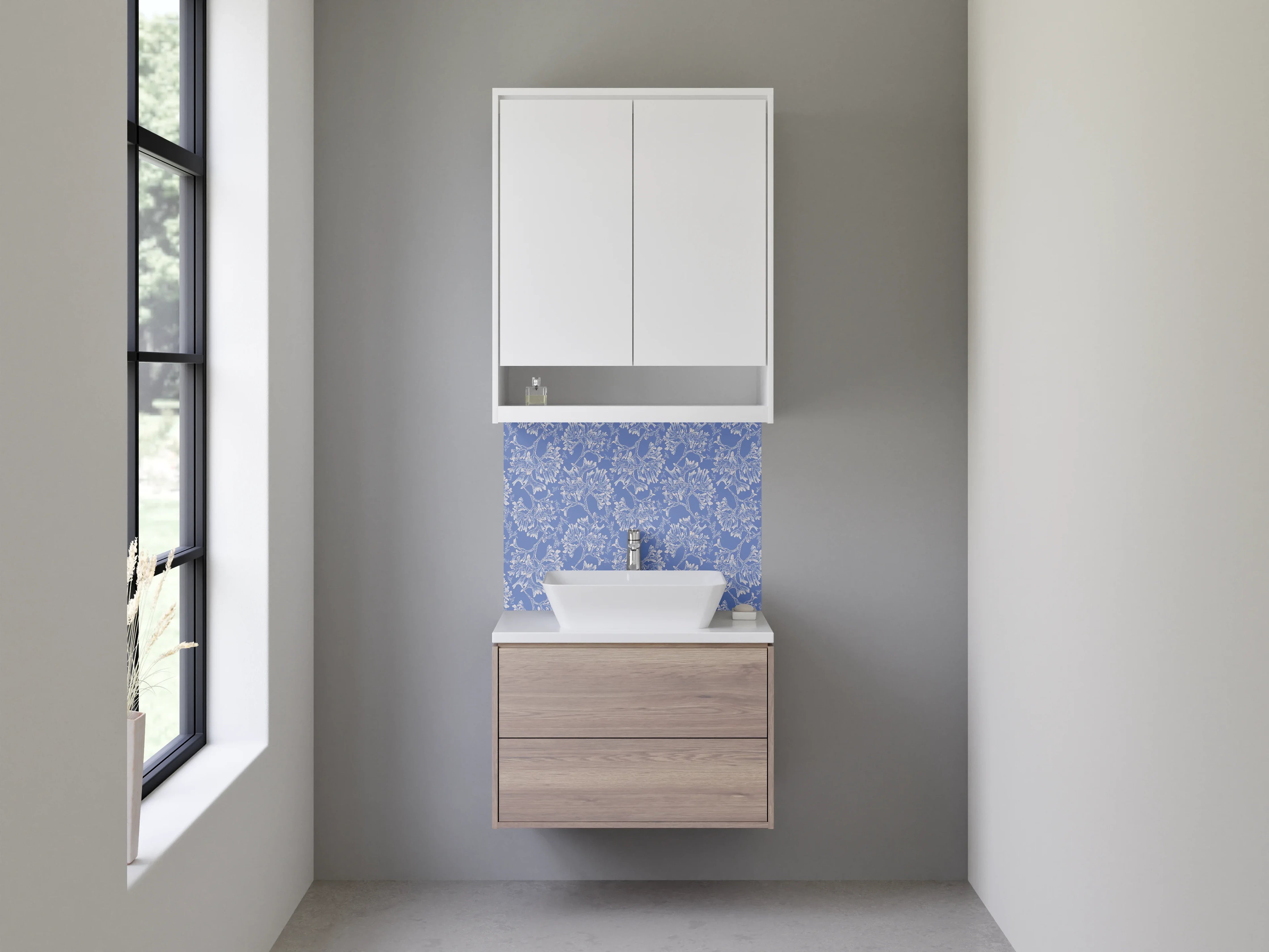 Waschbecken-Rückwand - Blumentapete mit blauen und weißen Mustern