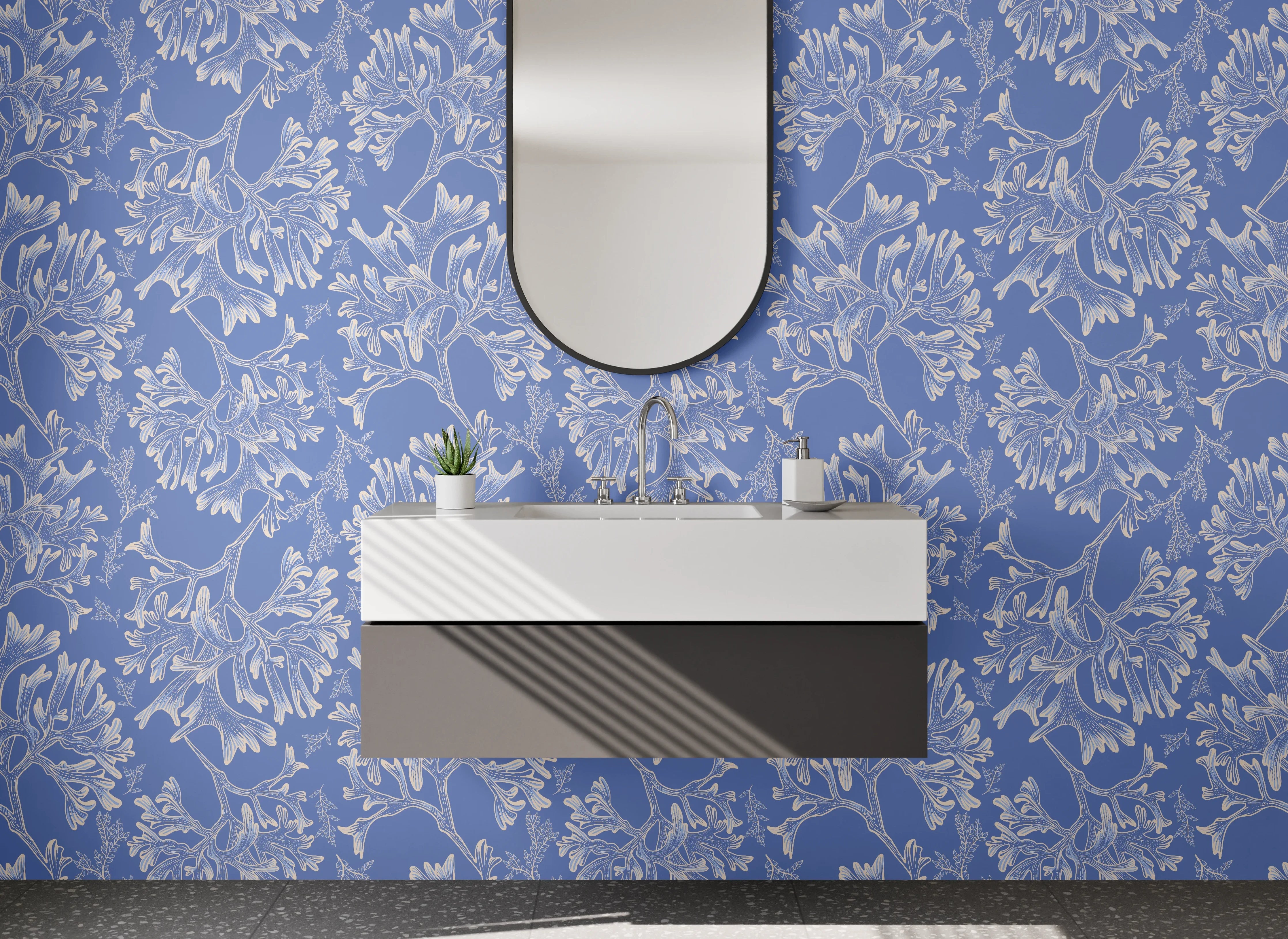 Waschbecken-Rückwand - Blumentapete mit blauen und weißen Mustern