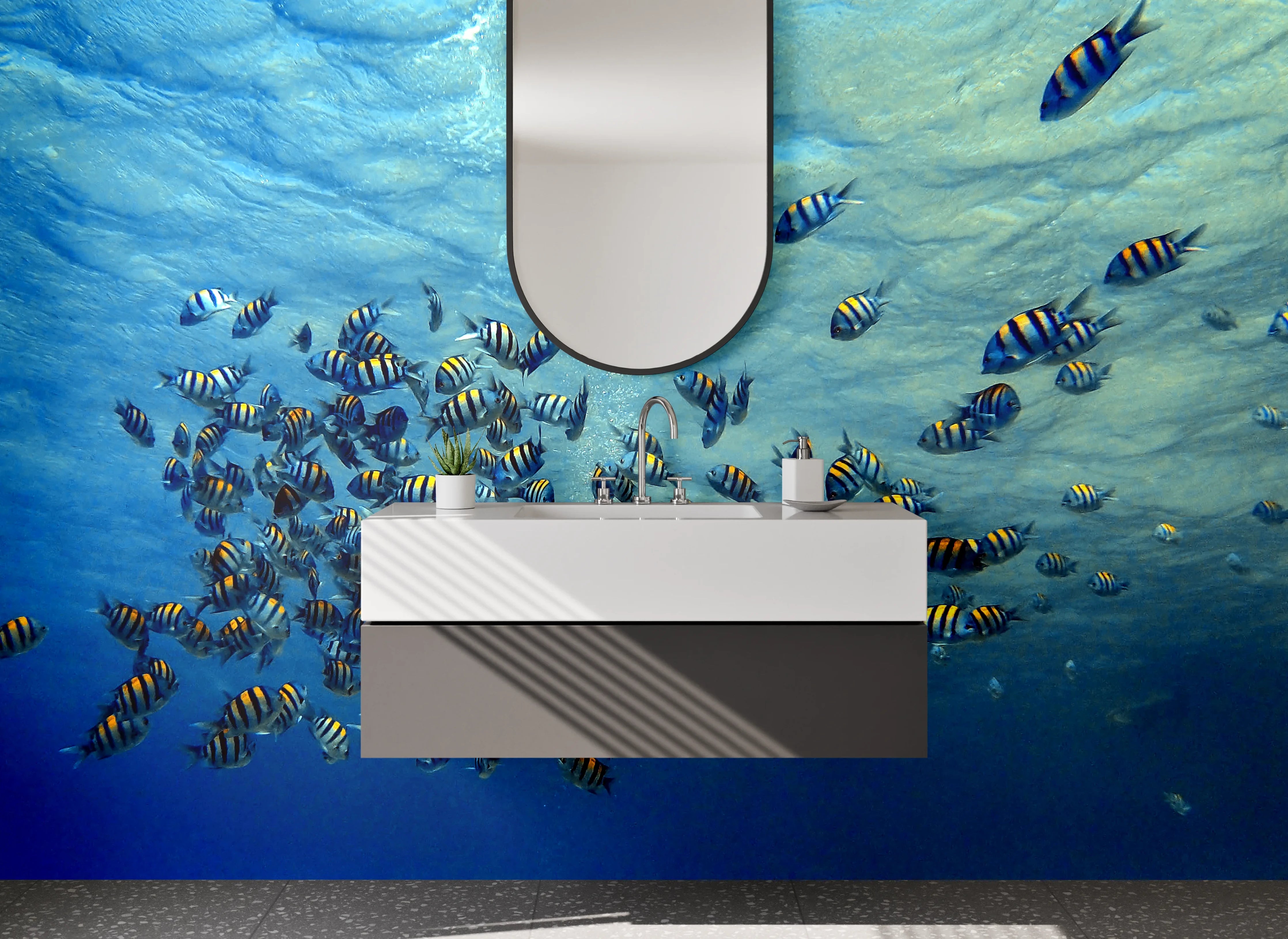 Waschbecken-Rückwand - Bunte Fische im Grauwarndes Meer