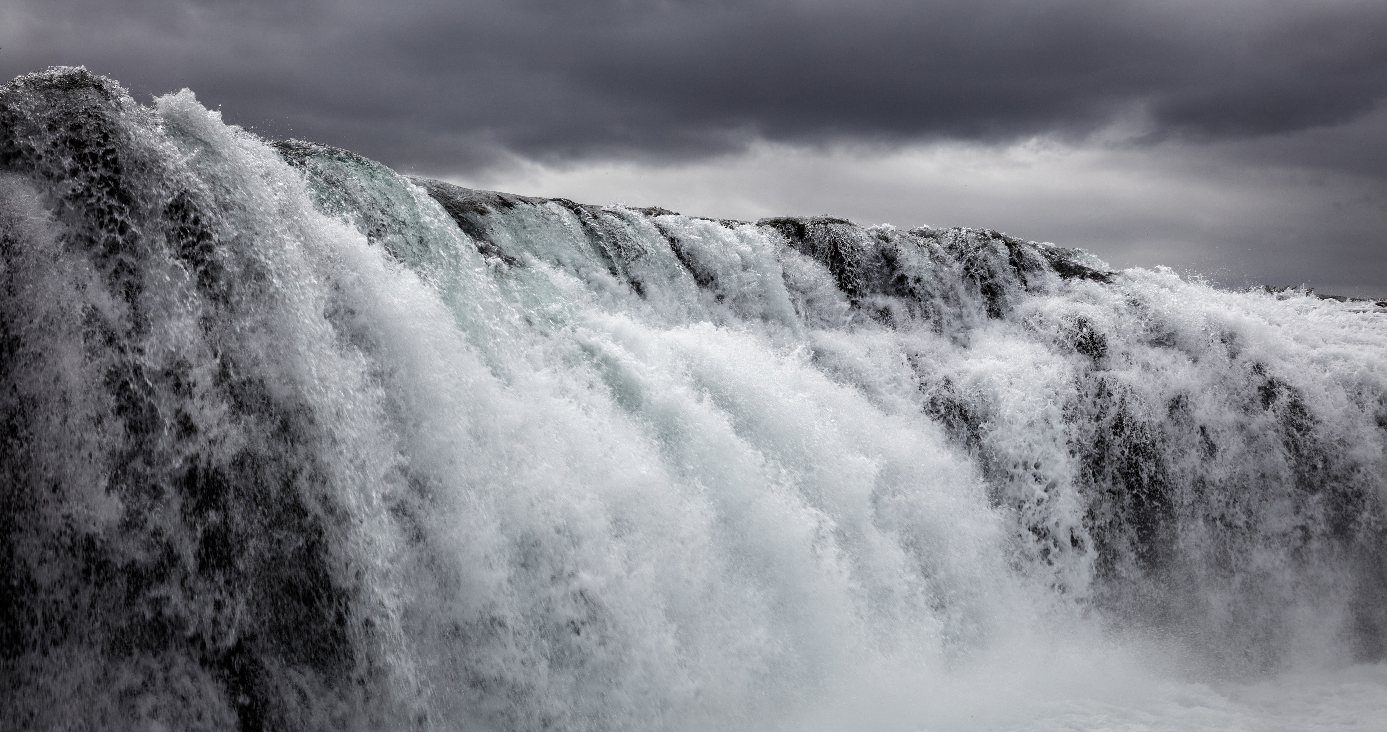 Waschbecken-Rückwand-Dramatischer Wasserfall unter Wolken