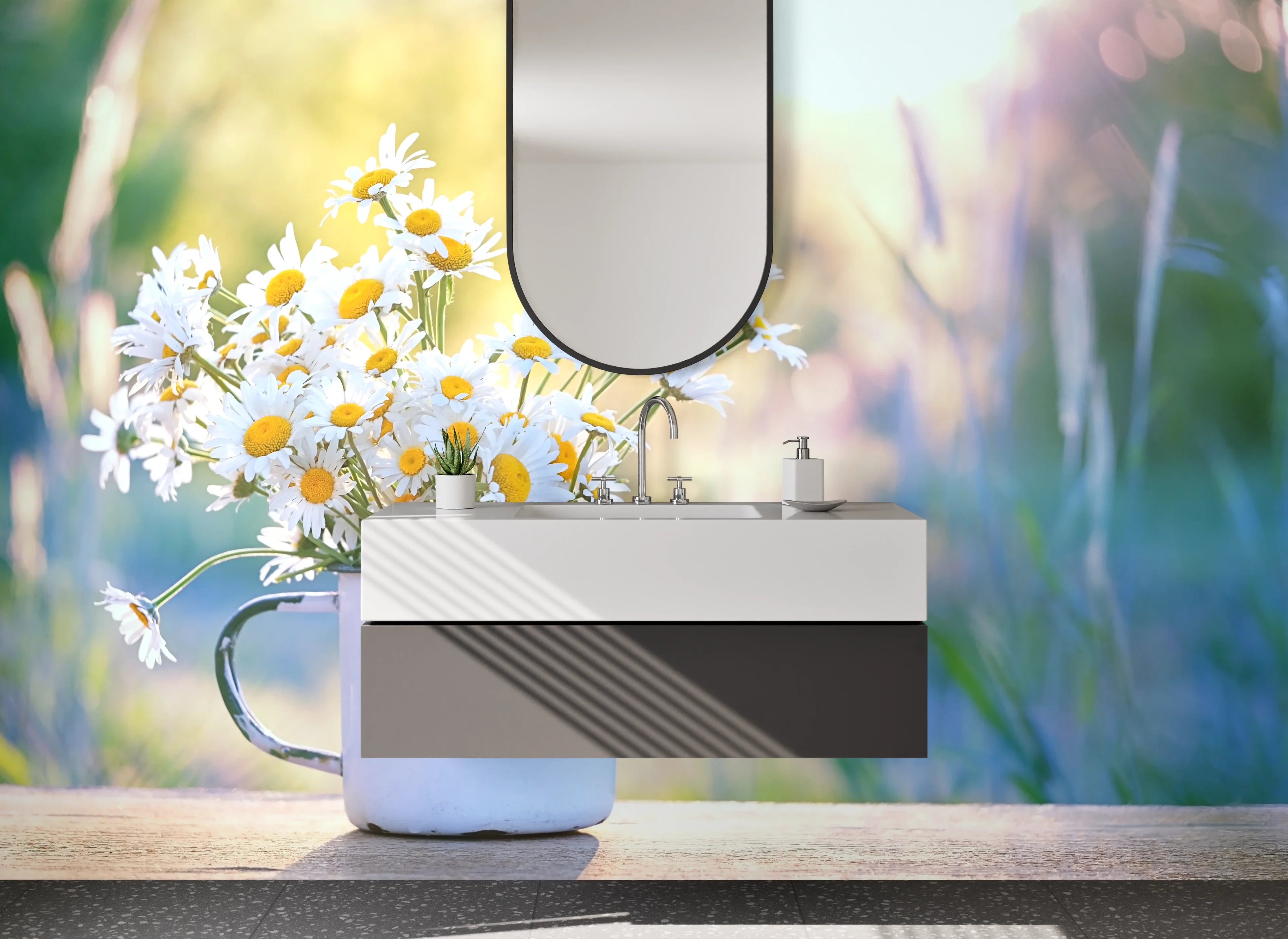 Waschbecken-Rückwand - Gänseblümchen im Emaillebecher auf Holztisch