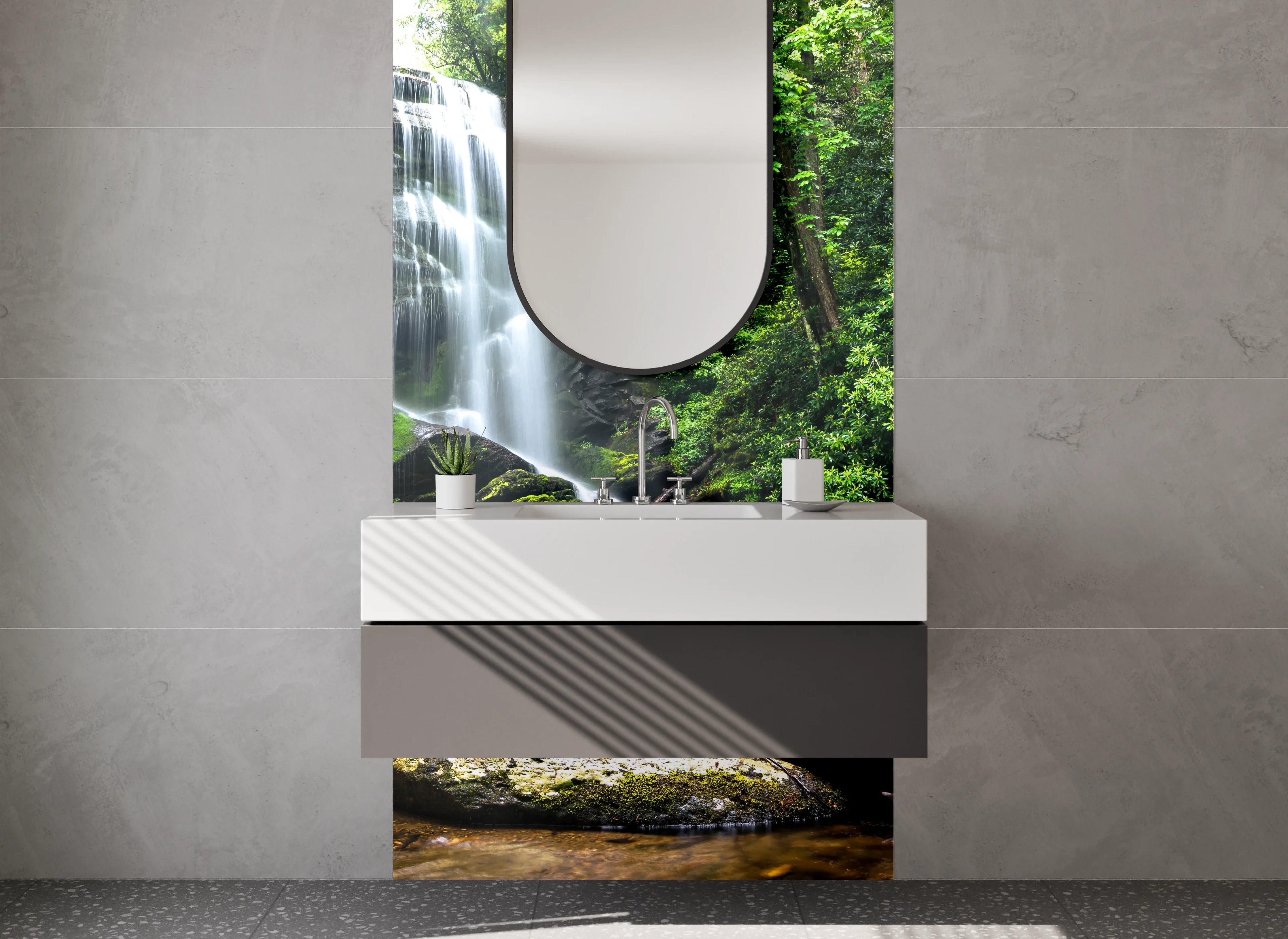 Waschbecken-Rückwand - Grauschimmer über weißem Waldbach