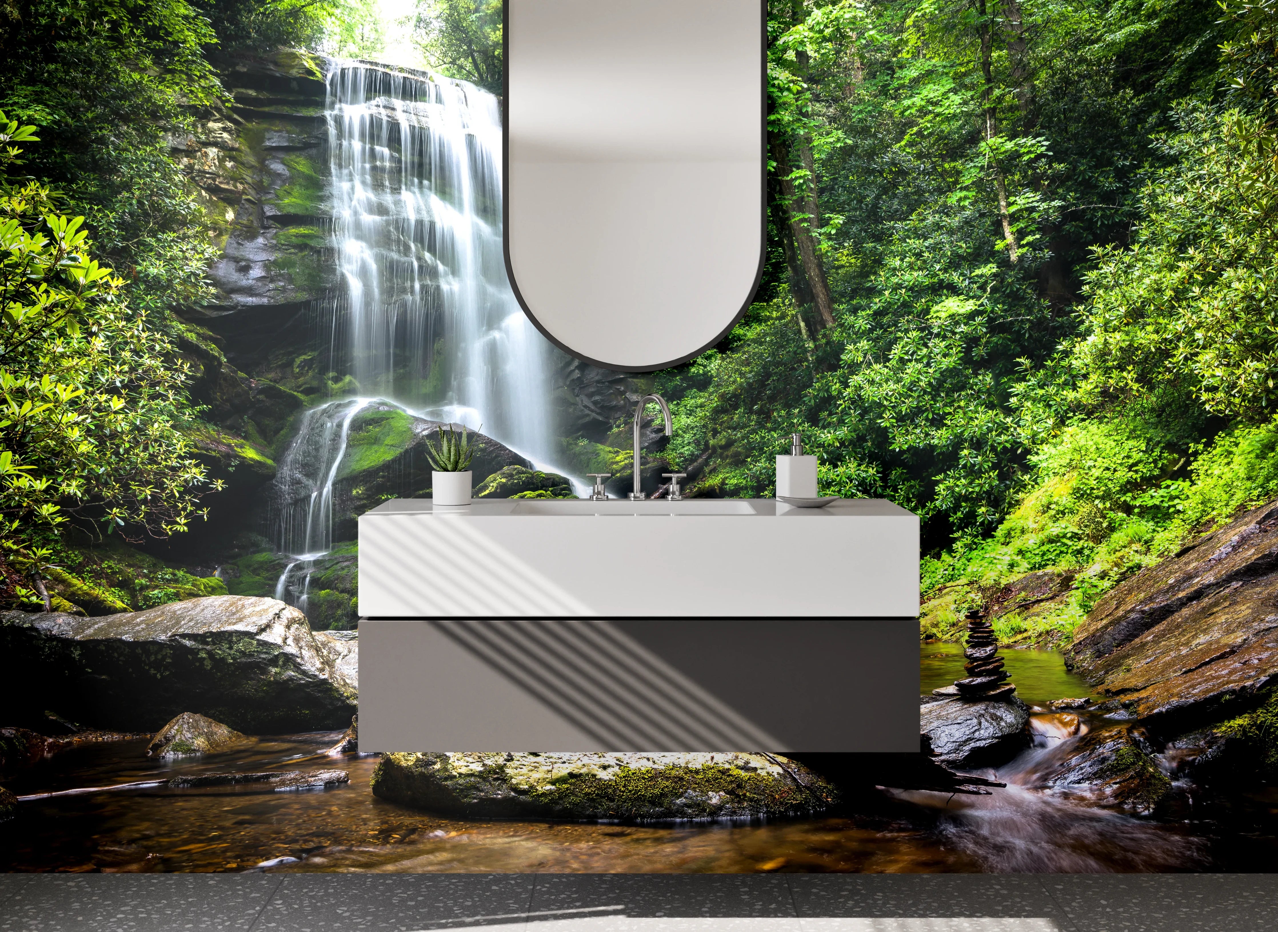 Waschbecken-Rückwand - Grauschimmer über weißem Waldbach