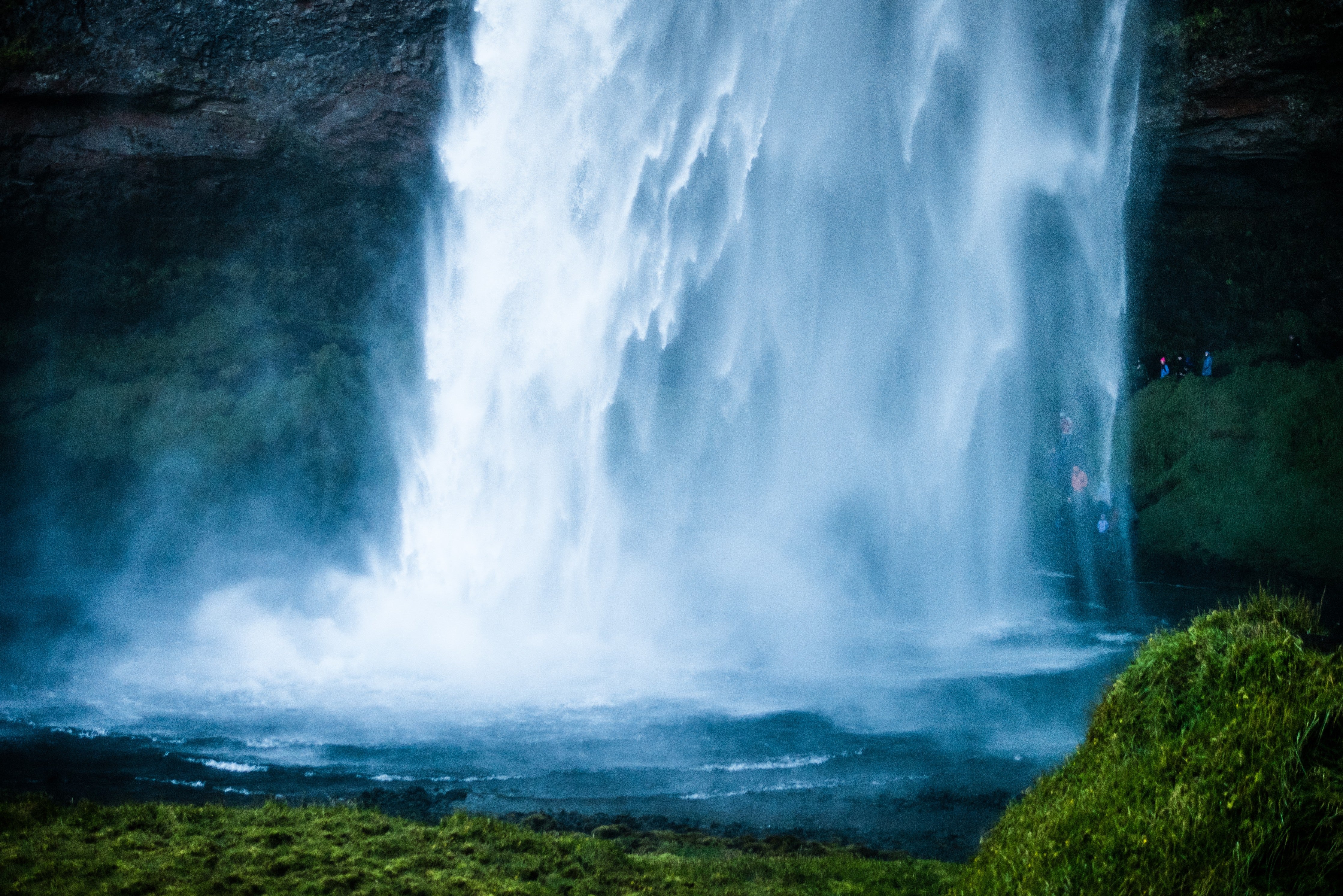 Waschbecken-Rückwand-Grauschimmernde Wasserfallträume im Nebel