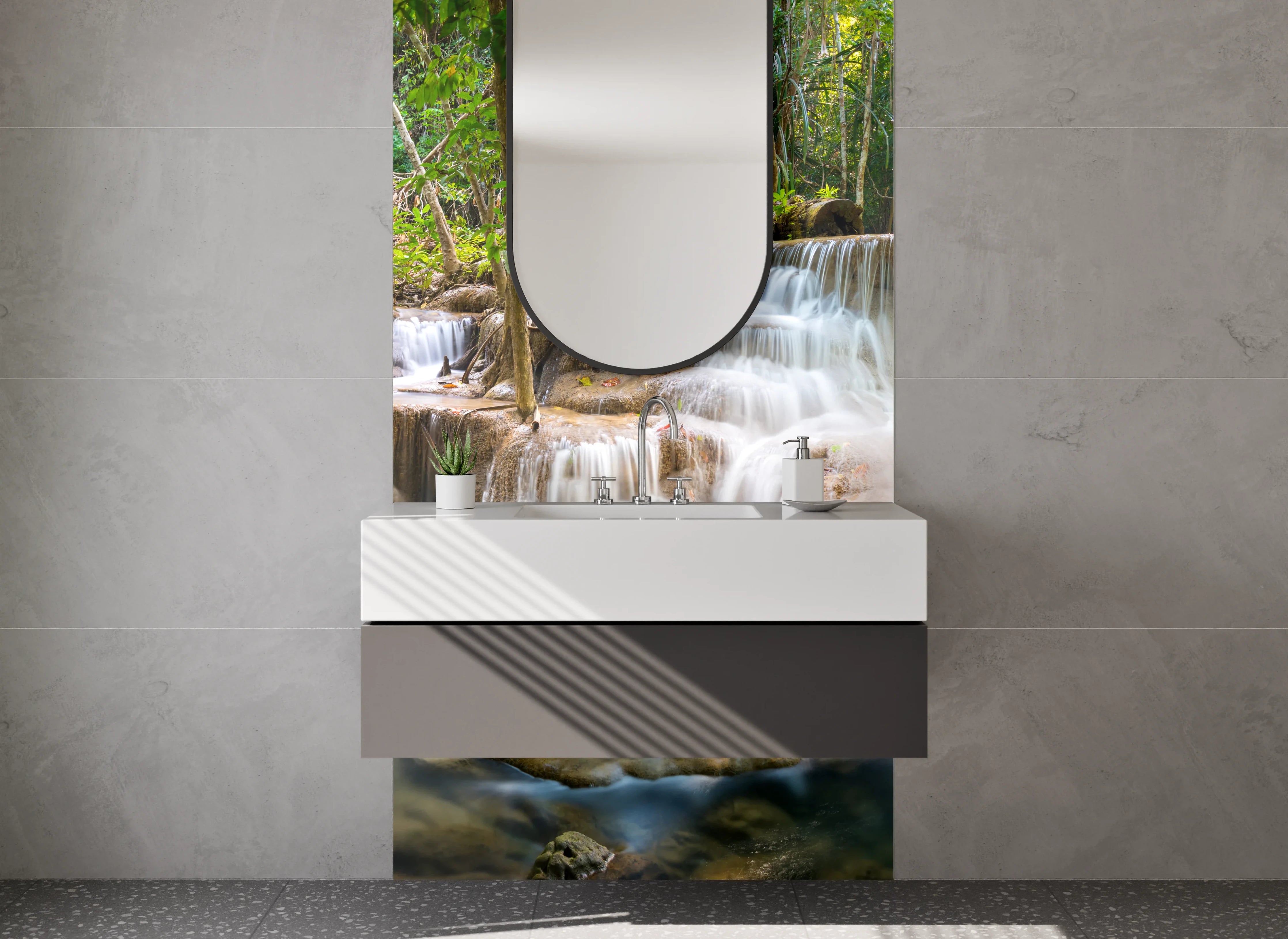Waschbecken-Rückwand - Grauschimmernde Wasserfluten im Tropengrün
