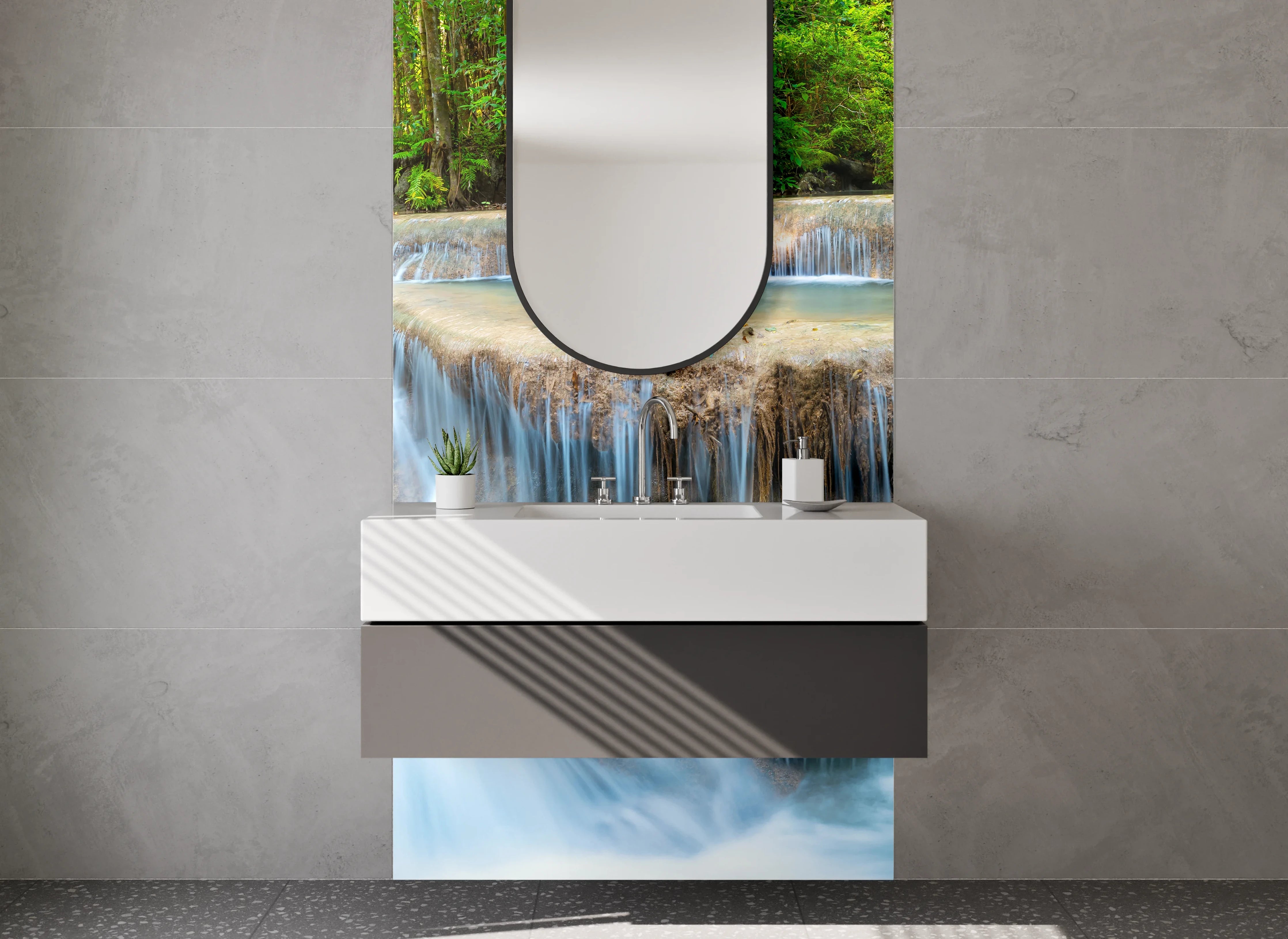 Waschbecken-Rückwand - Grauschimmernde Wasserperlen im Urwald