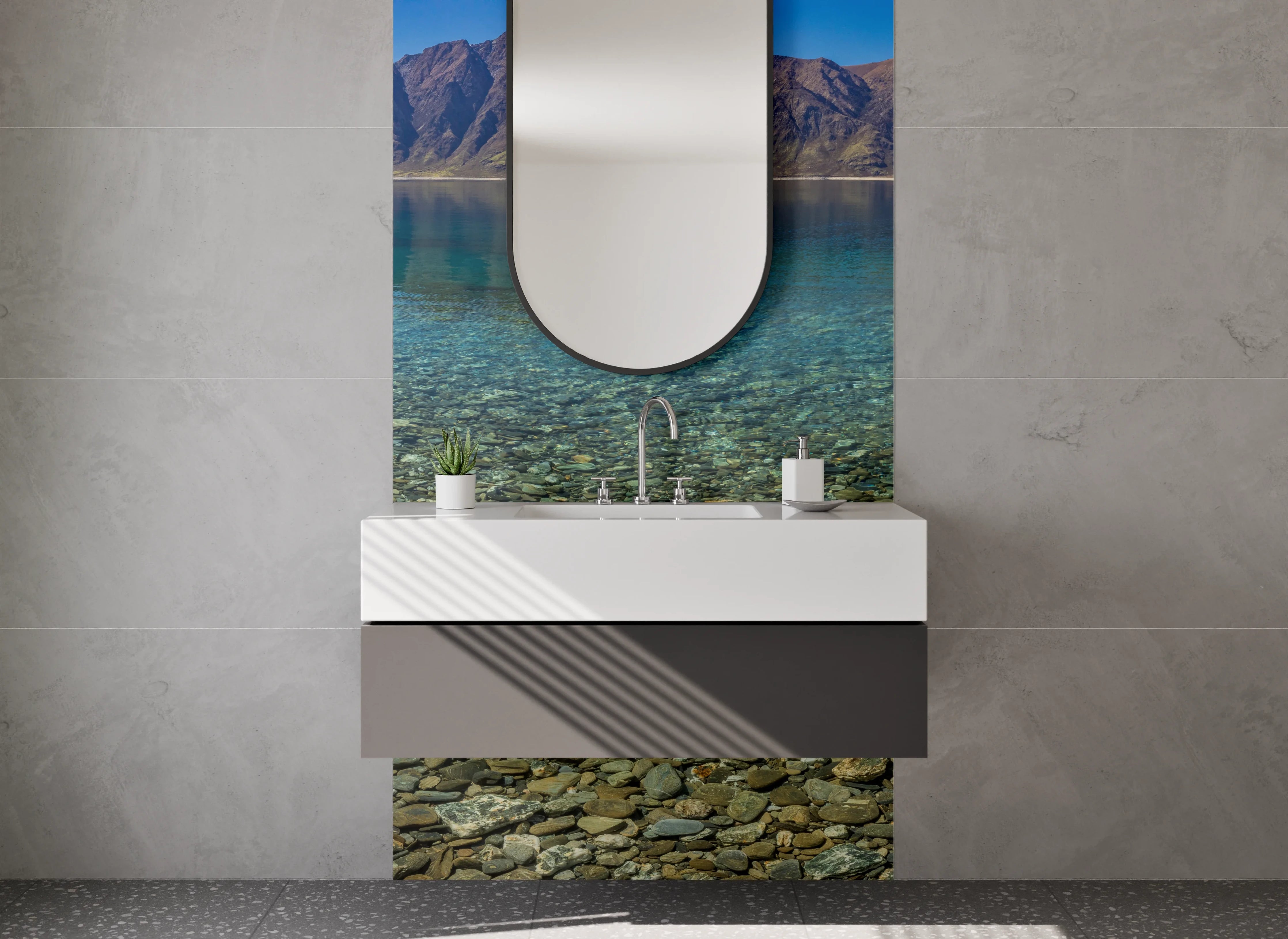 Waschbecken-Rückwand - Klarer Seeblick mit Bergkulisse