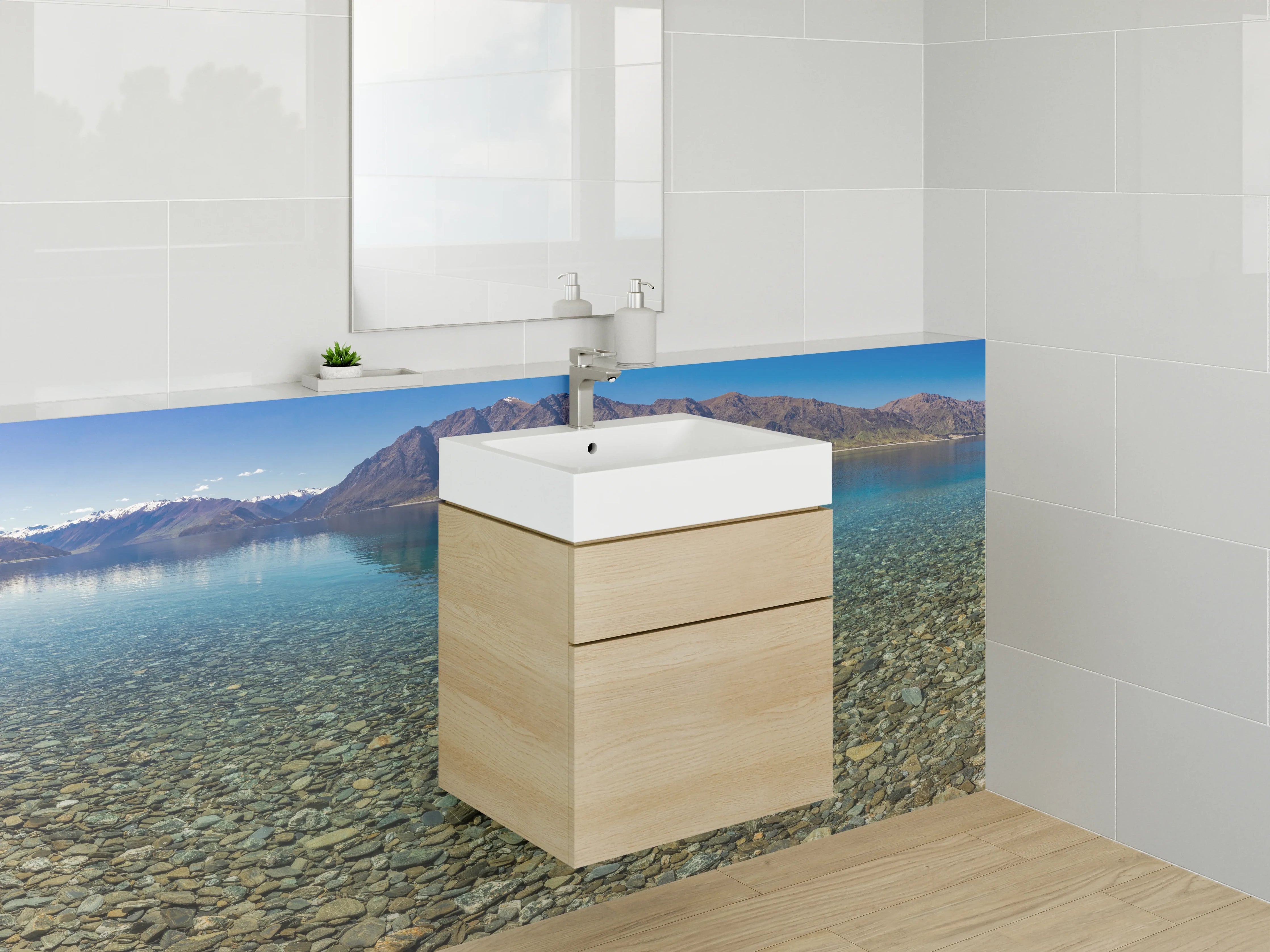 Waschbecken-Rückwand - Klarer Seeblick mit Bergkulisse