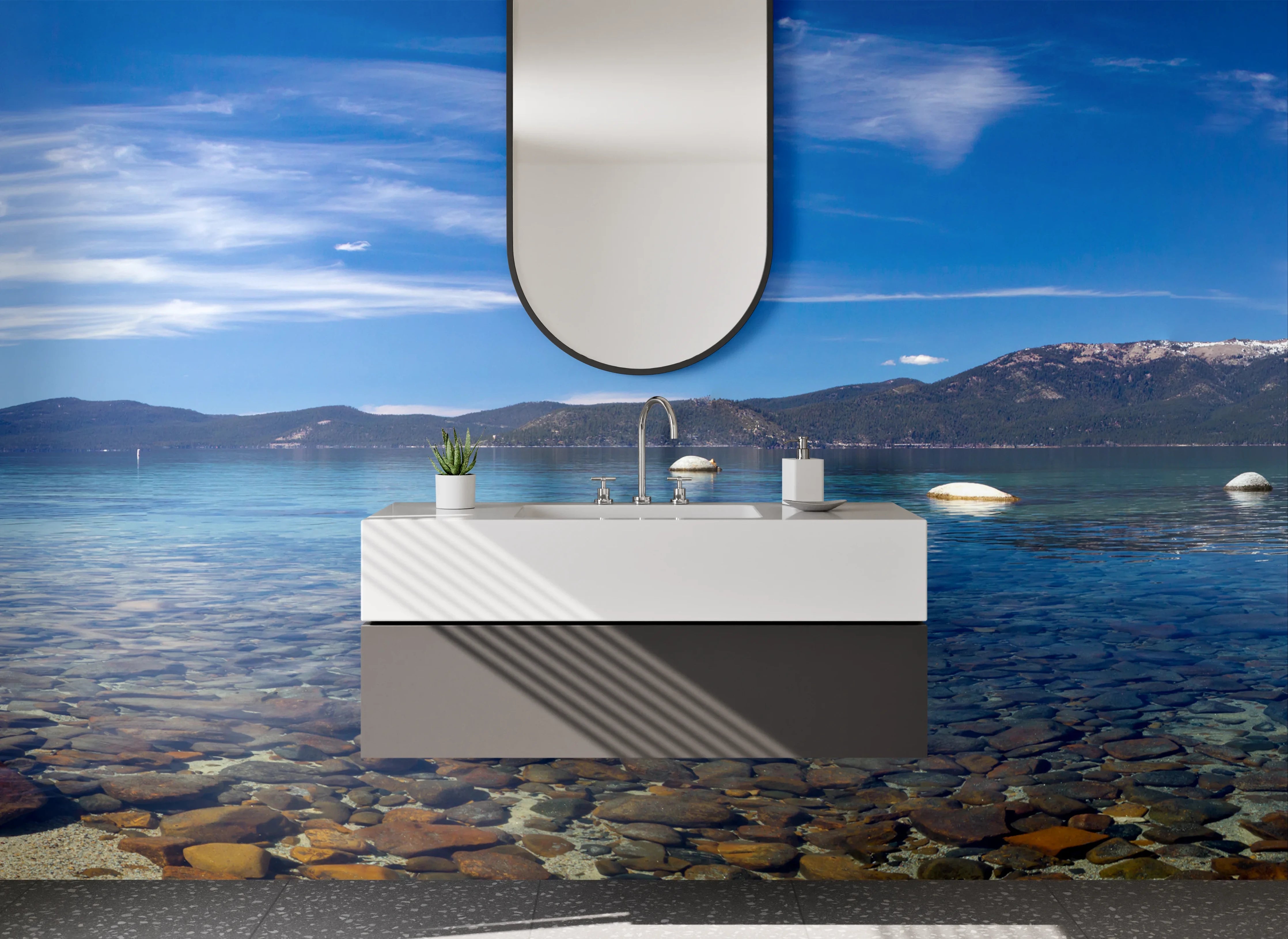 Waschbecken-Rückwand - Klares Seenpanorama mit Bergen