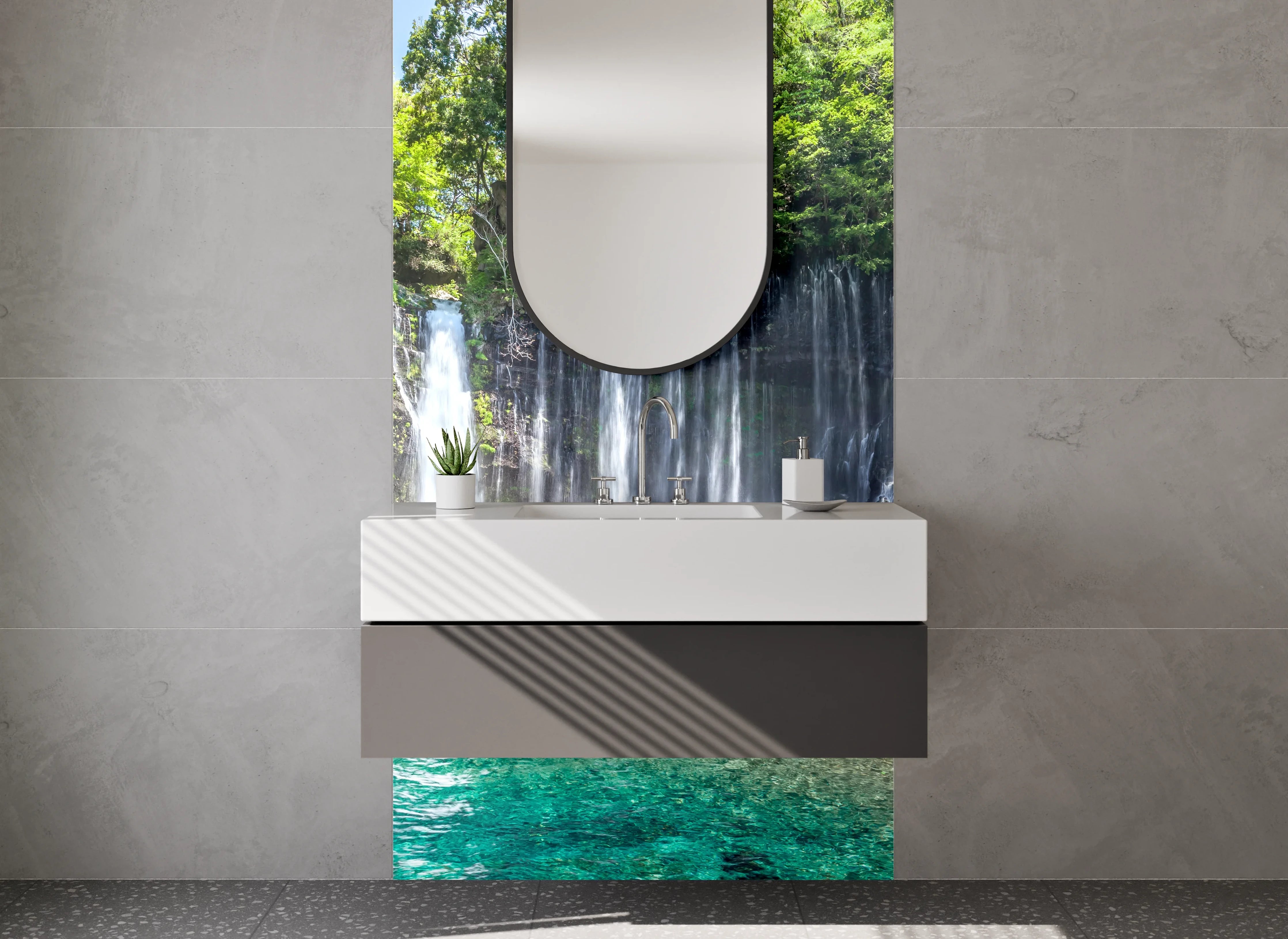 Waschbecken-Rückwand - Kristallklarer Wasserfall im grünen Wald
