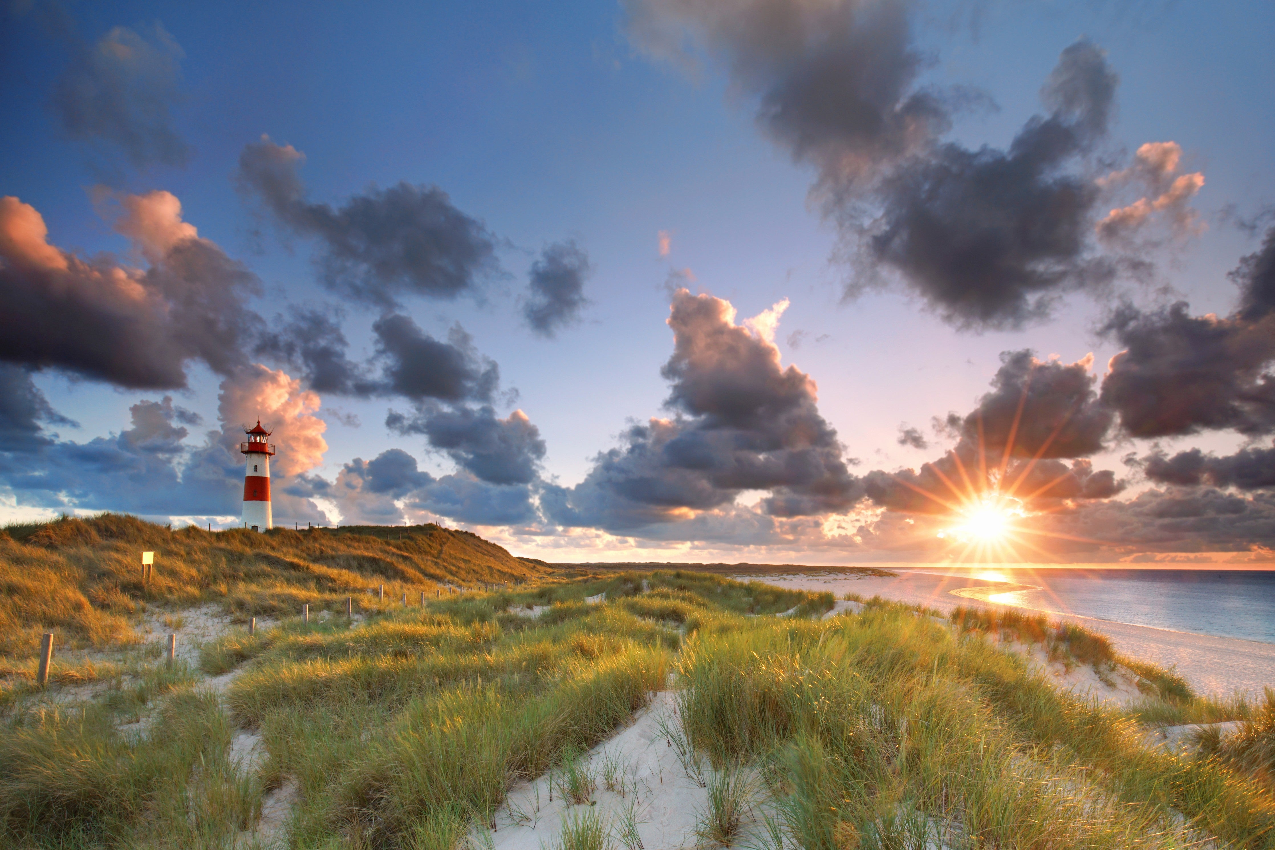 Waschbecken-Rückwand-Landschaft mit Leuchtturm und Sonnenstrahlen