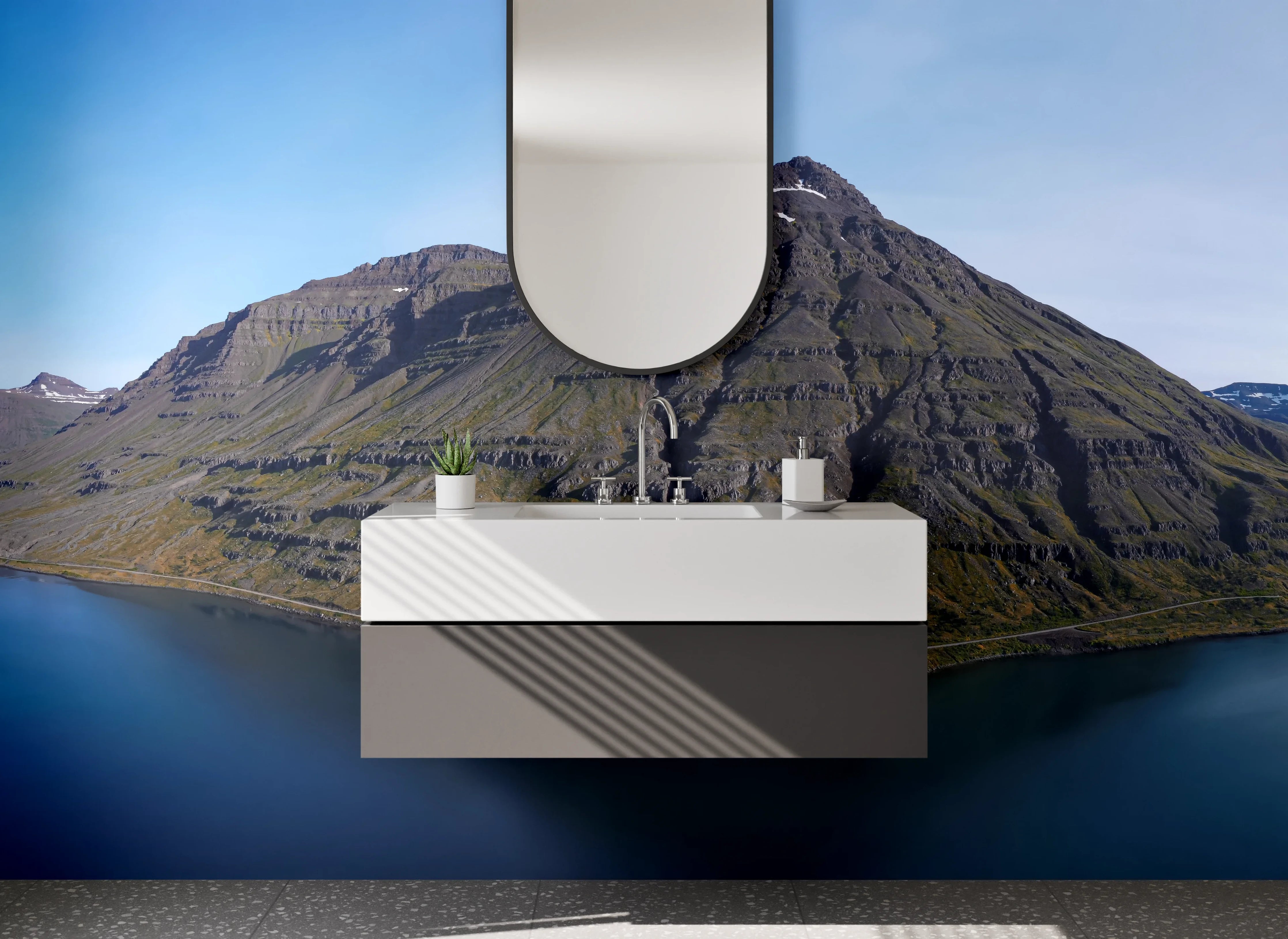 Waschbecken-Rückwand - Majestätischer Berg am See mit klarem Himmel