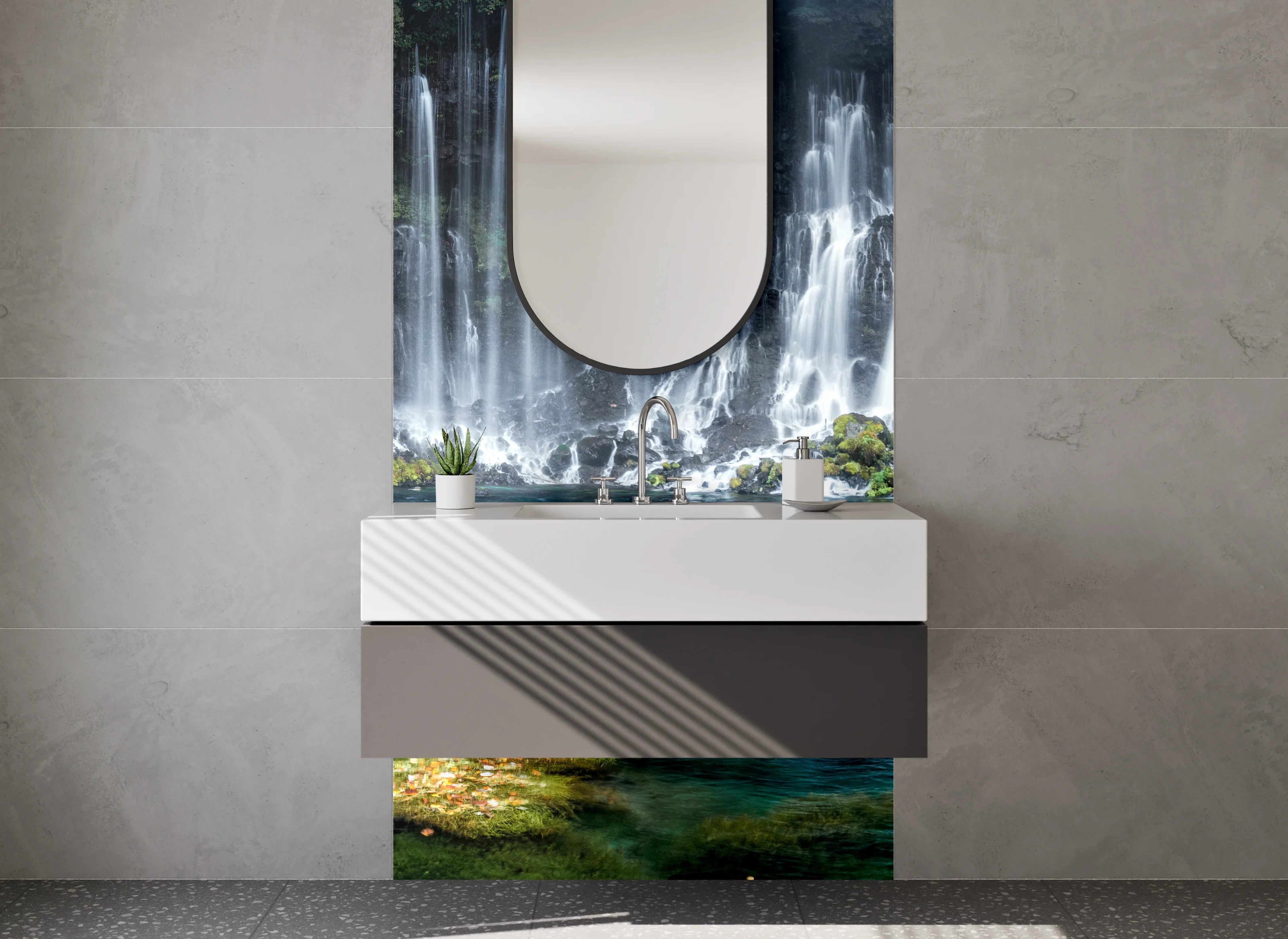 Waschbecken-Rückwand - Majestätischer Wasserfall am Waldrand