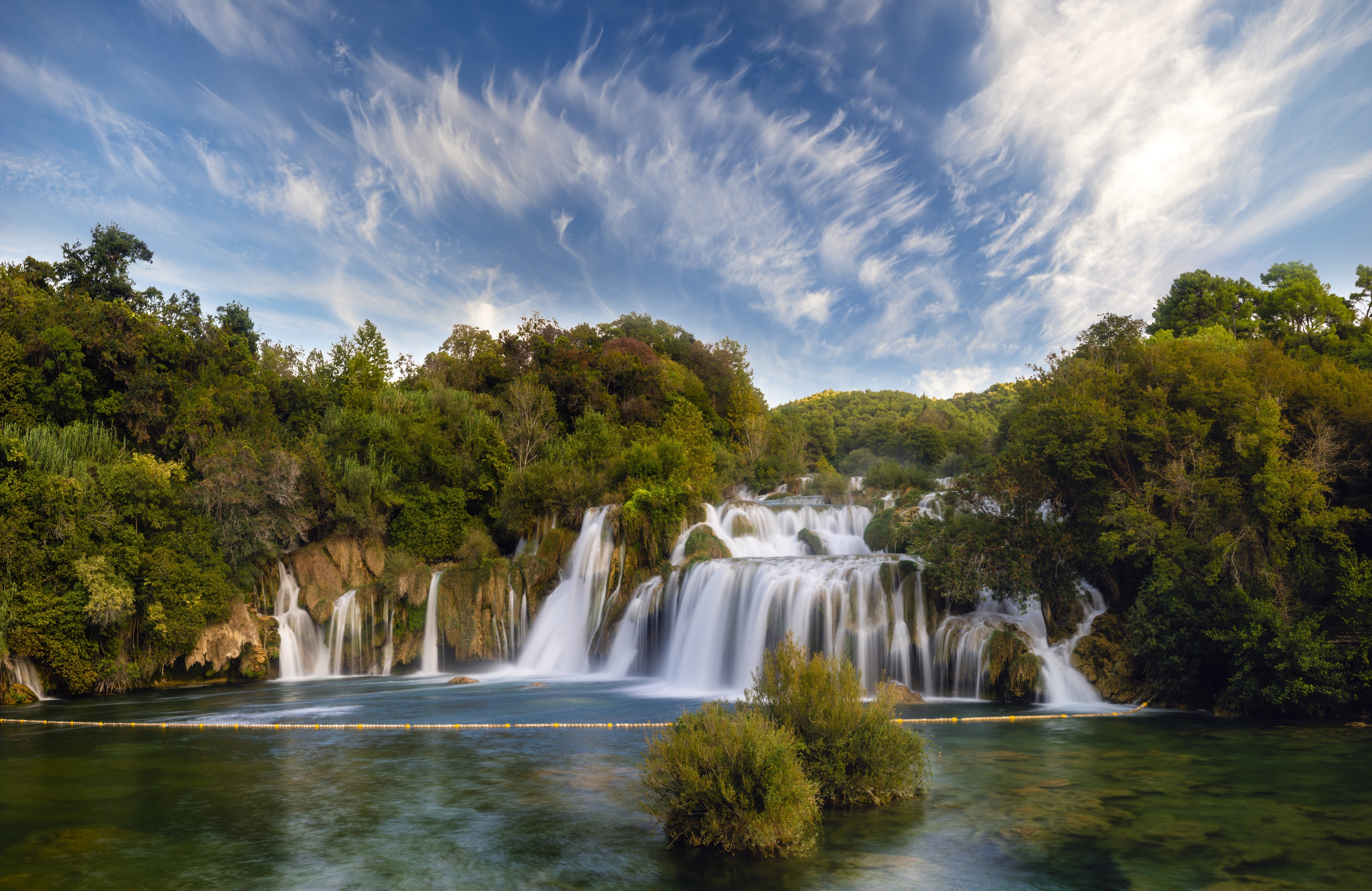 Waschbecken-Rückwand-Majestätischer Wasserfall im Sonnenlicht