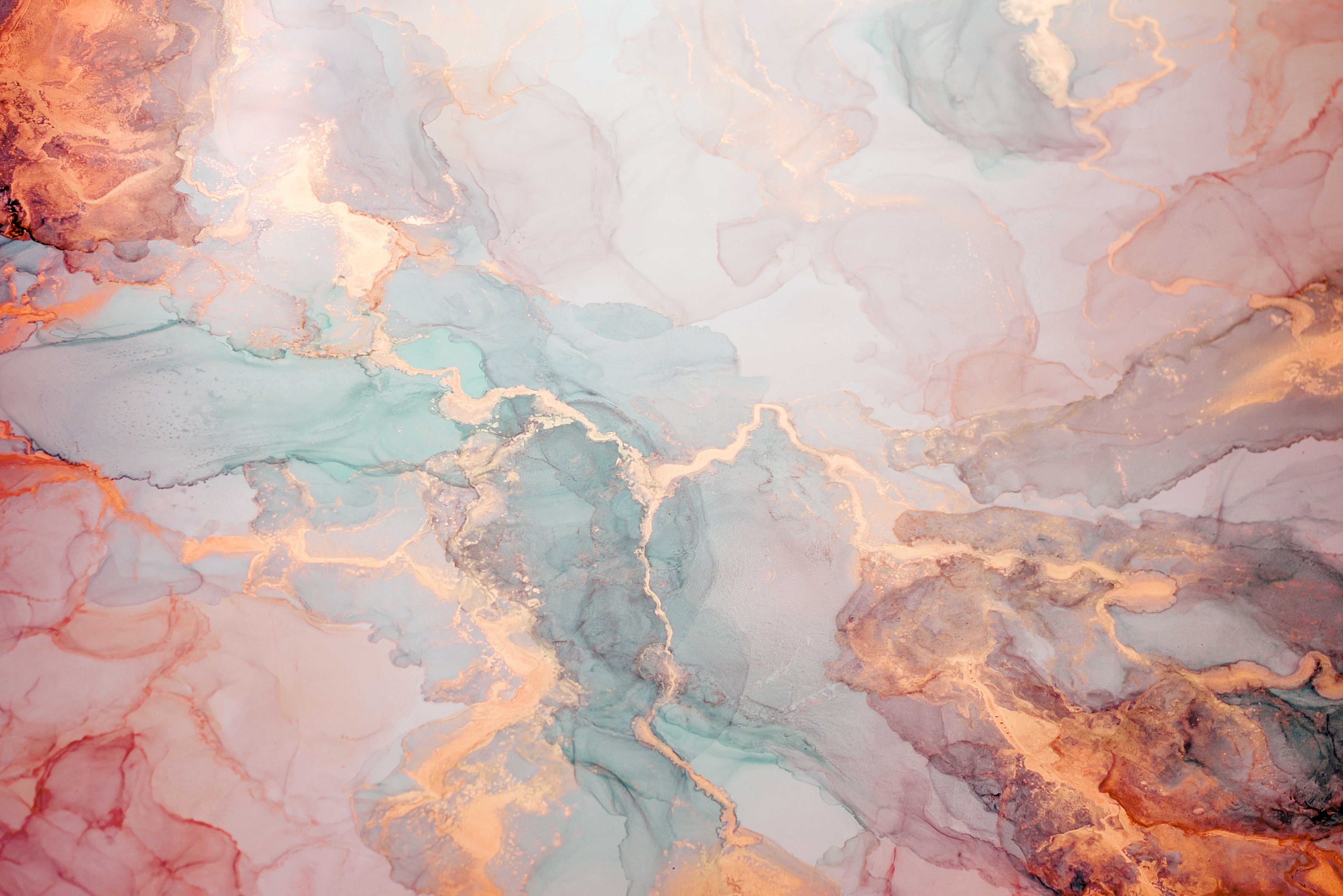 Waschbecken-Rückwand-Marmoroptik mit Gold- und Pastellakzenten