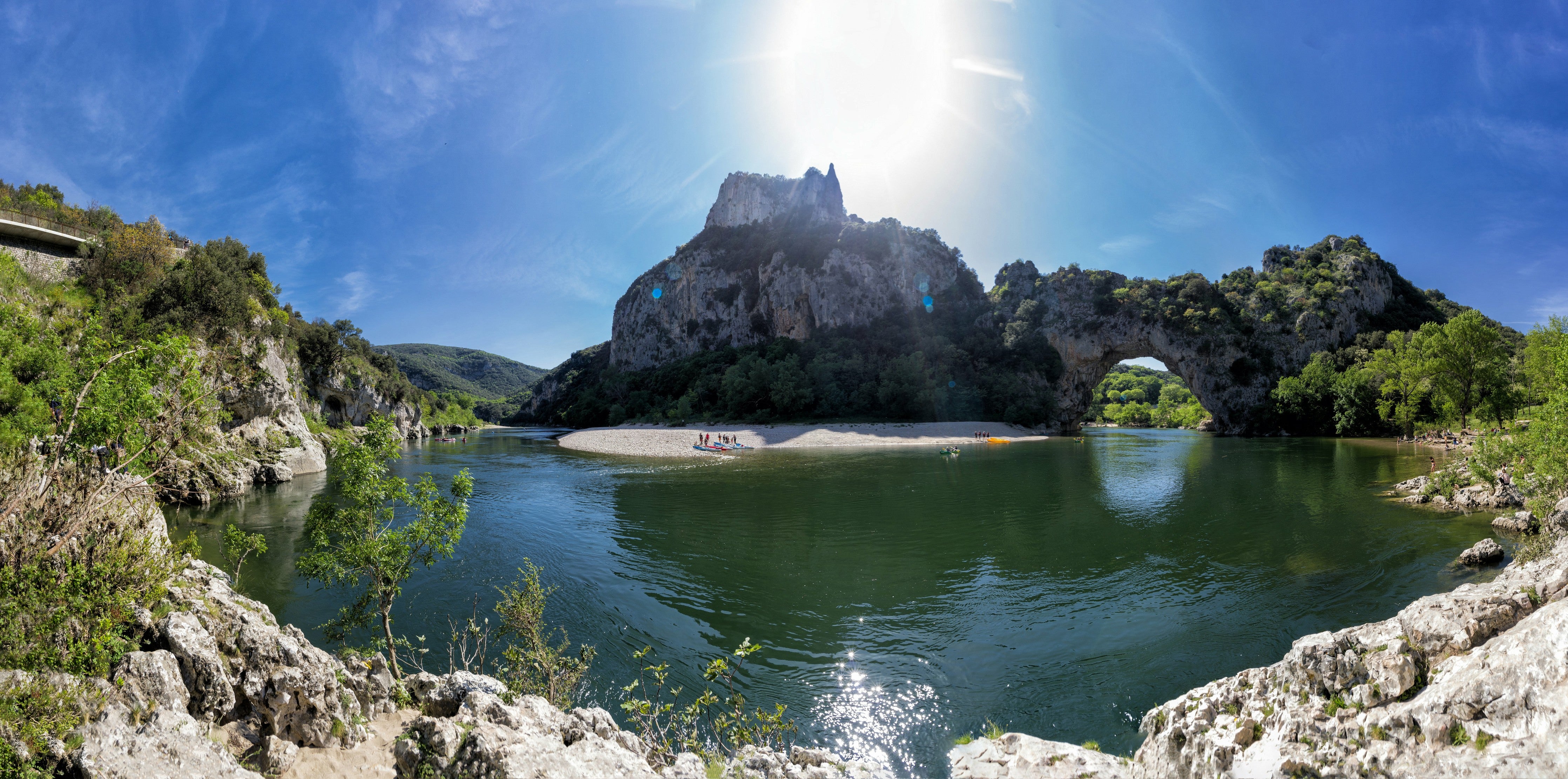 Waschbecken-Rückwand-Natursteinbrücke am Fluss Panorama