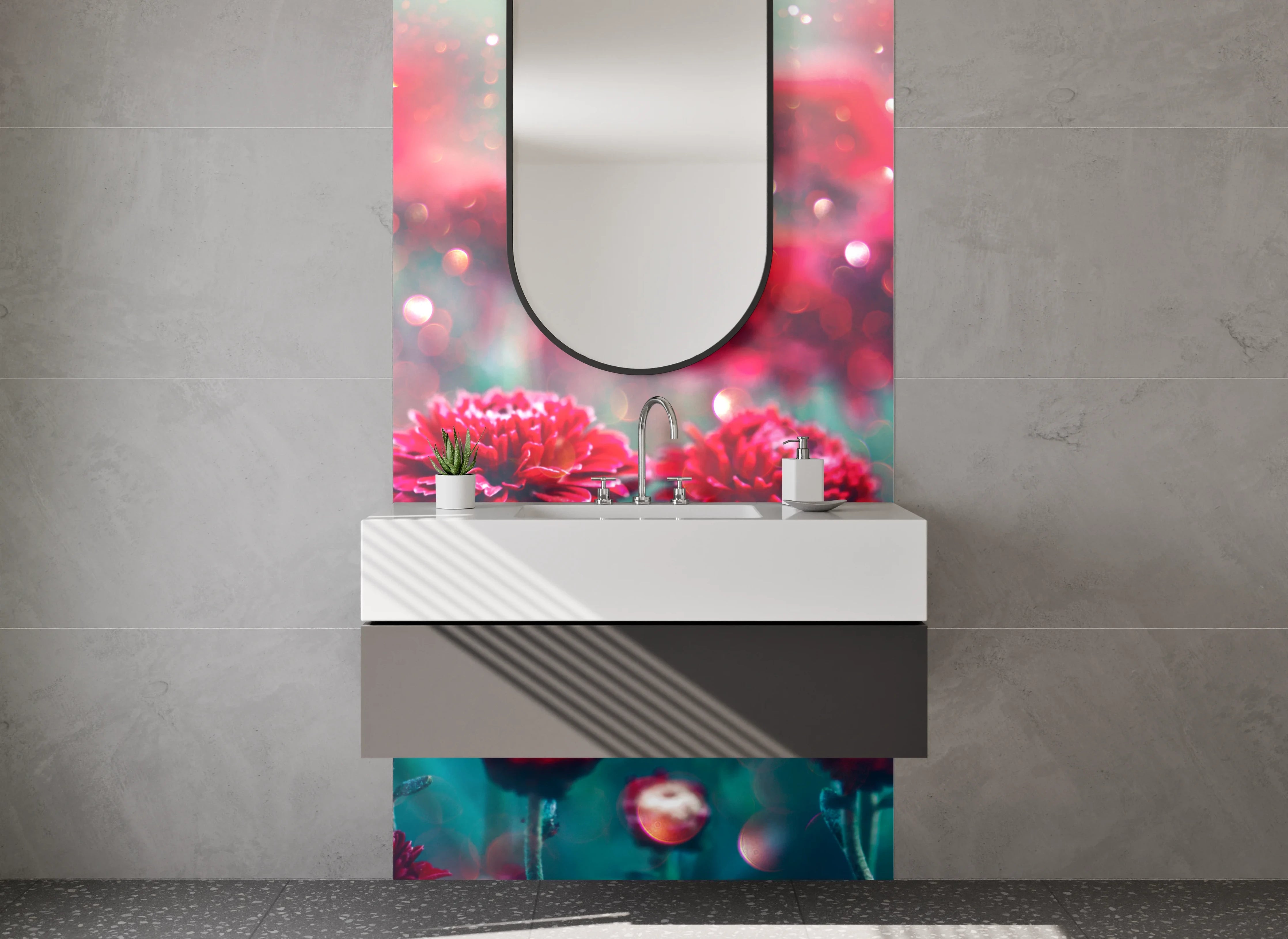 Waschbecken-Rückwand - Rote Blüten im magischen Licht