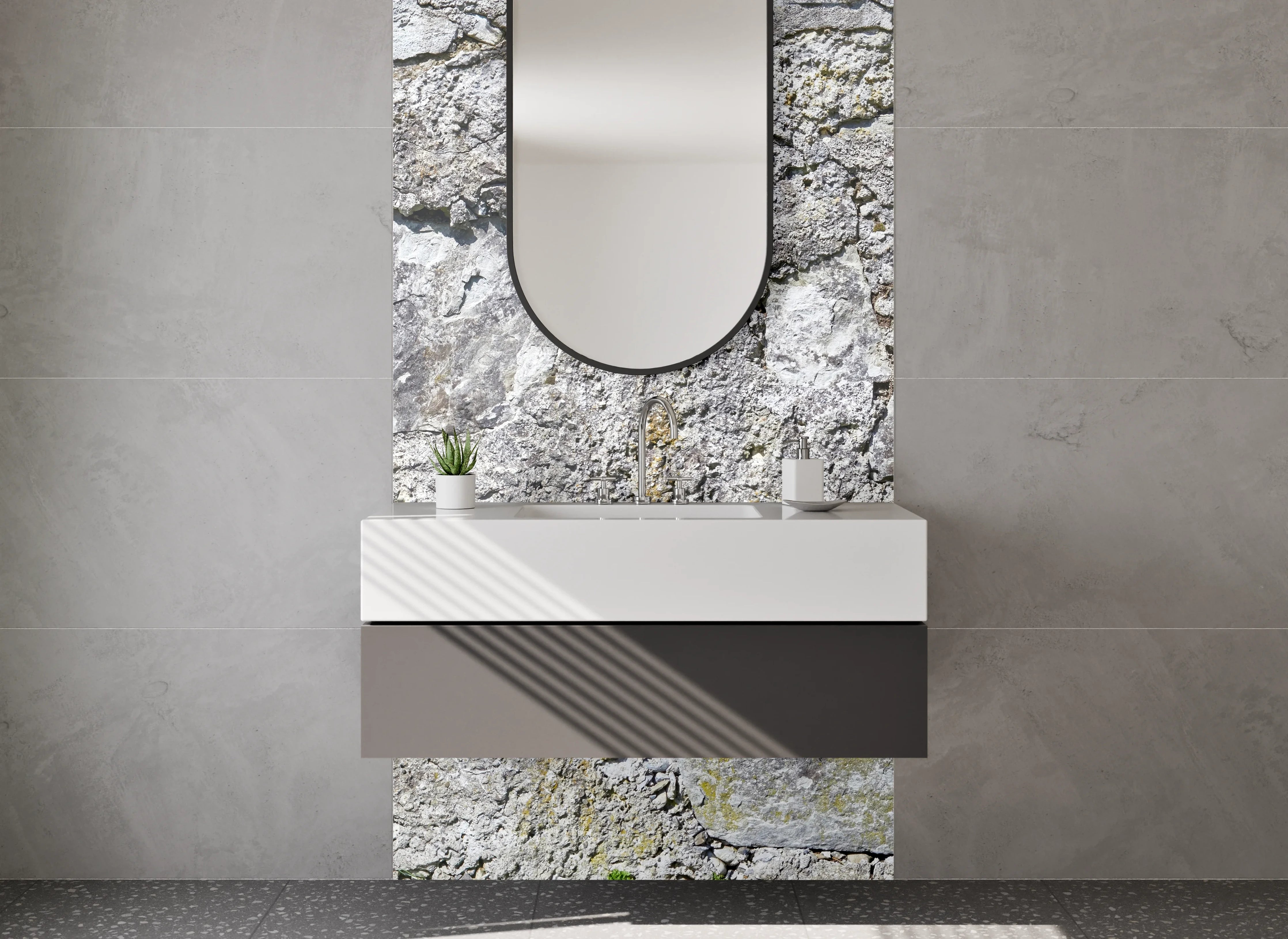 Waschbecken-Rückwand - Rustikale Steinmauer mit grauem Kalkstein