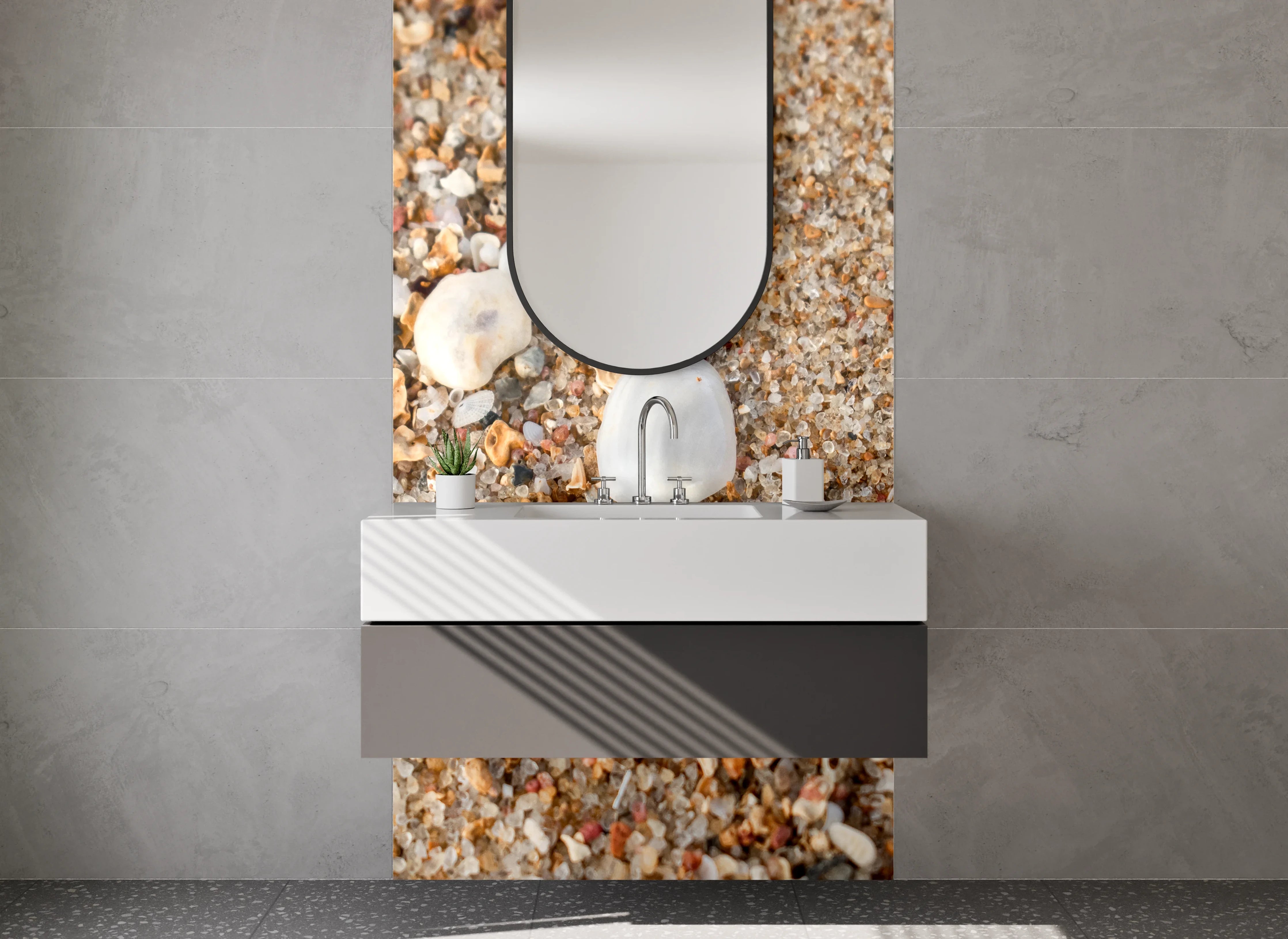 Waschbecken-Rückwand - Sand mit Muscheln und Kieselsteinen