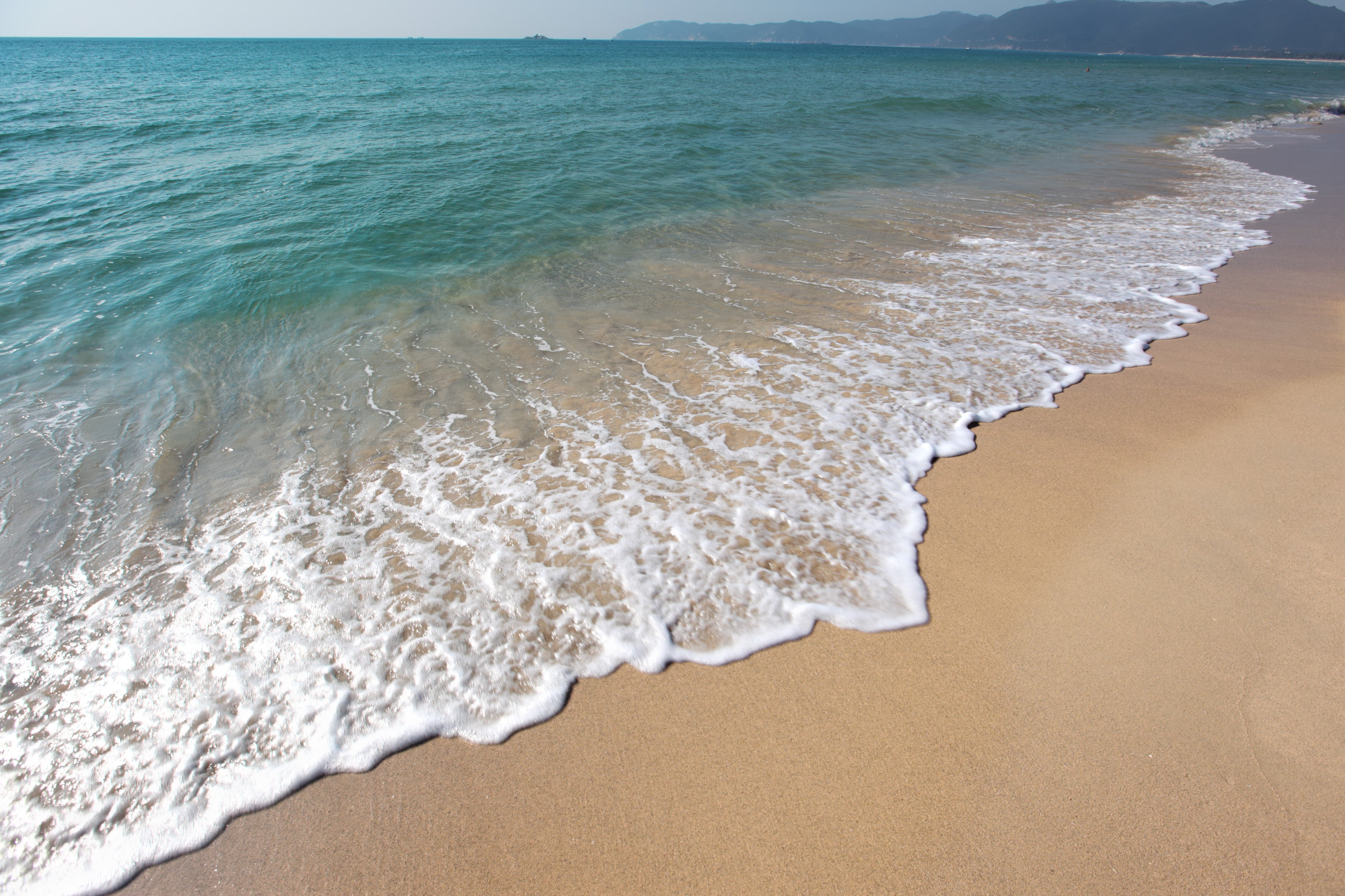Waschbecken-Rückwand-Sonnenstrand am Meer