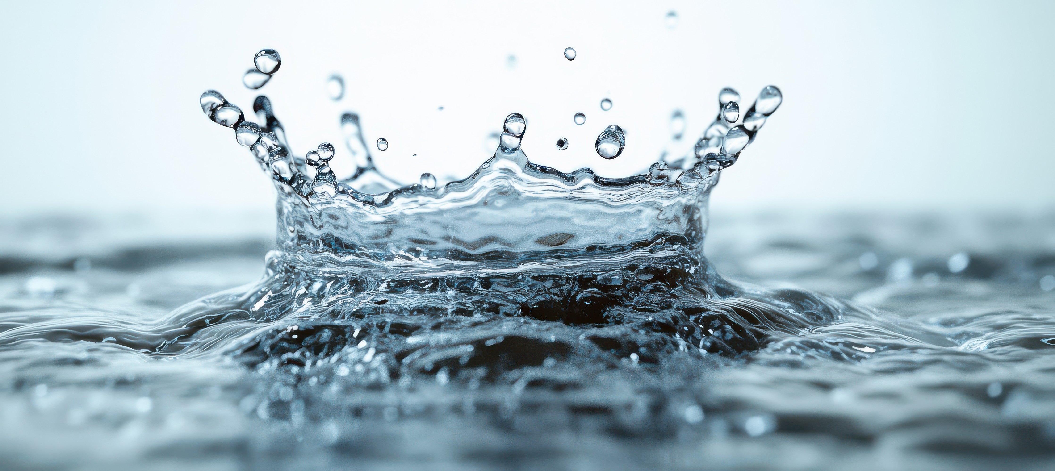 Waschbecken-Rückwand-Spritzender Wassertropfen Nahaufnahme