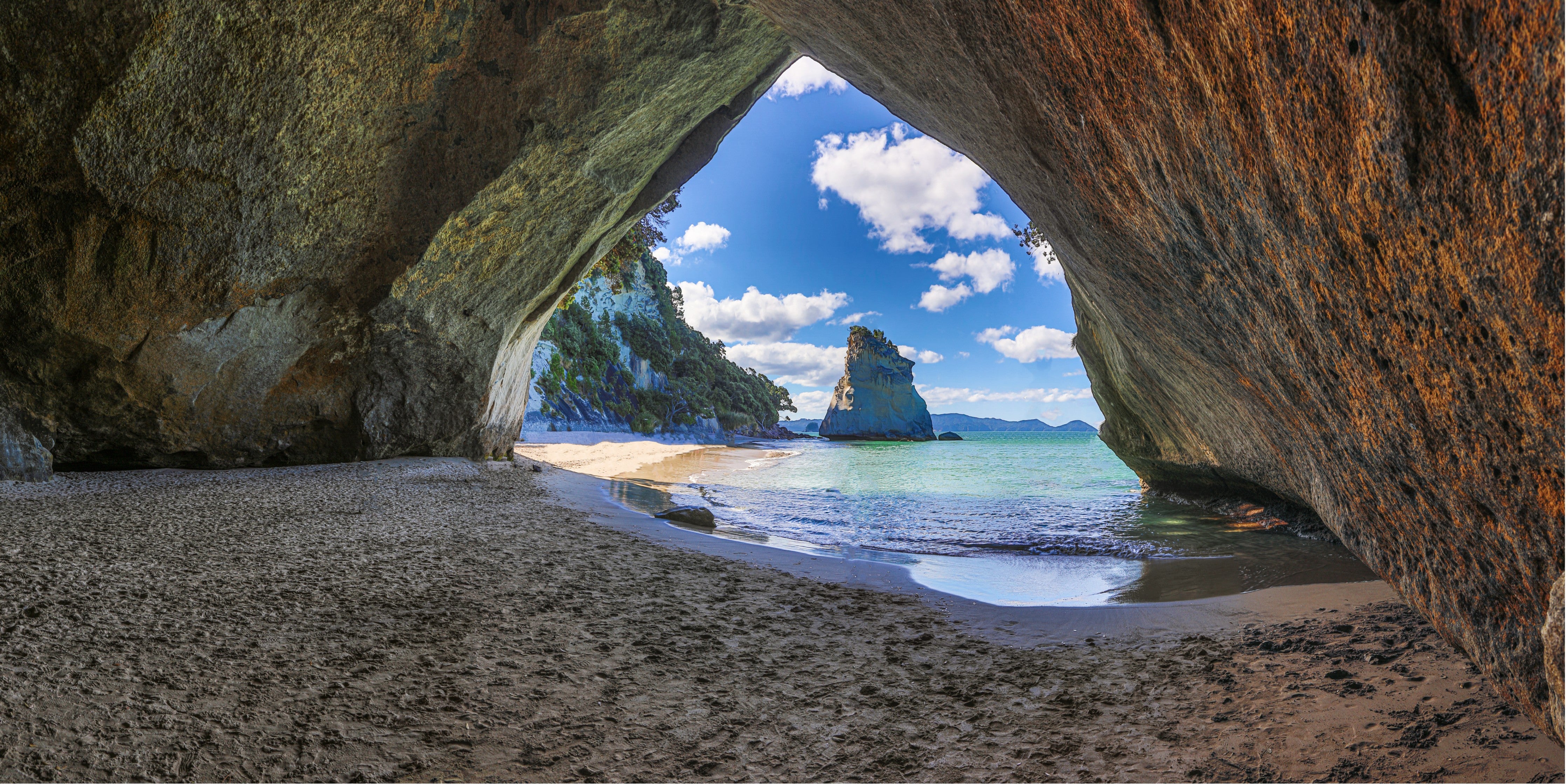 Waschbecken-Rückwand-Strandhöhle mit Blick aufs Meer