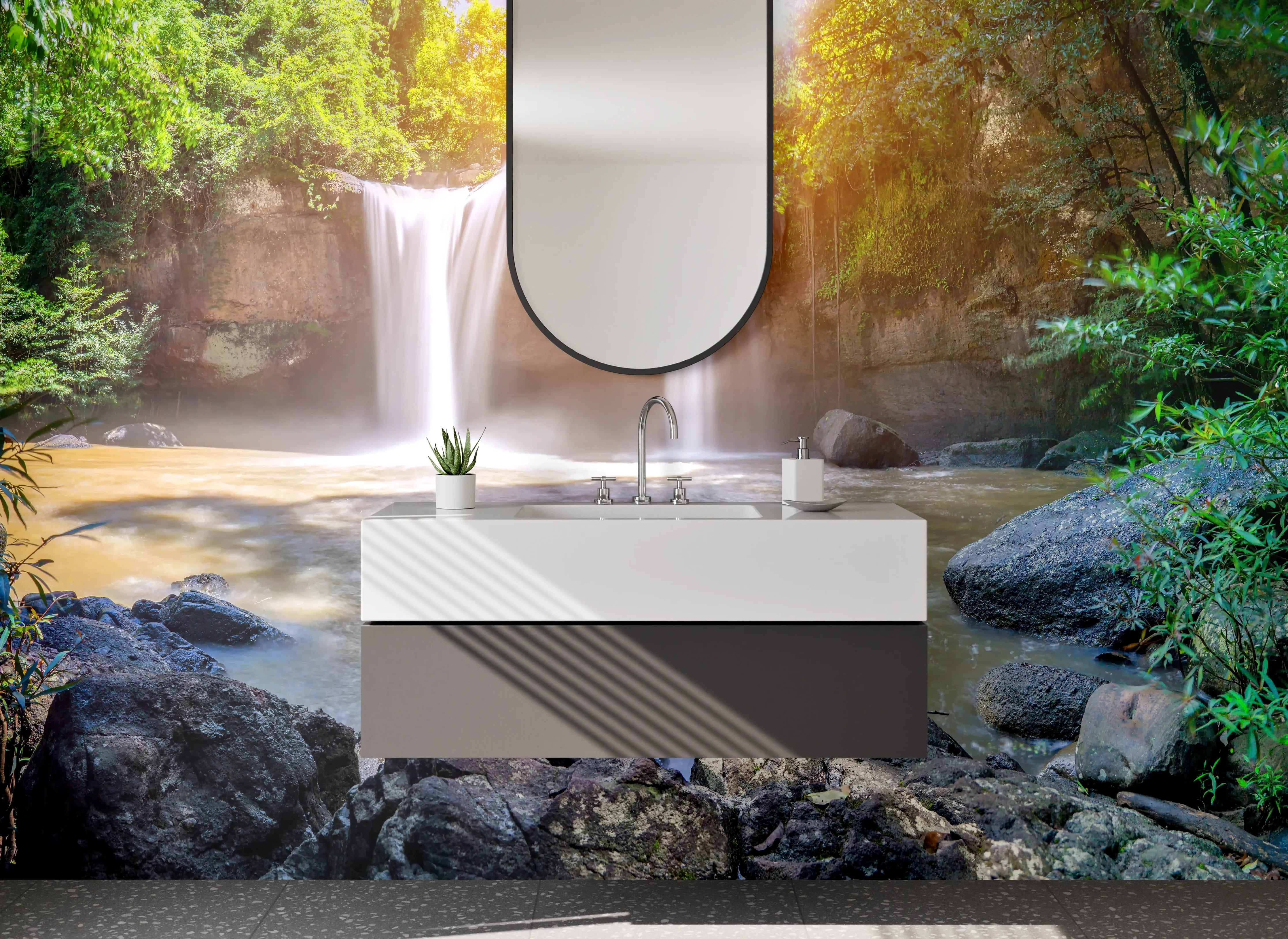 Waschbecken-Rückwand - Tropischer Wasserfall im Sonnenlicht