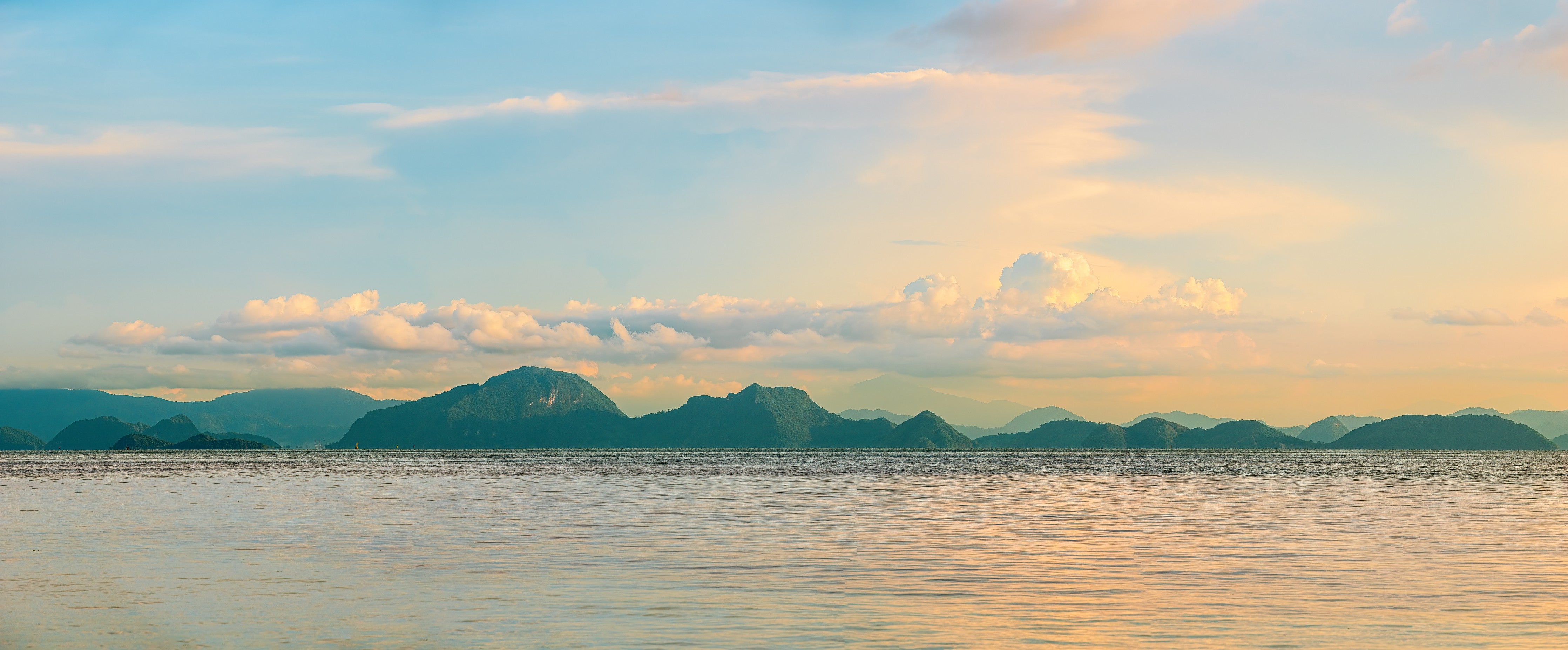 Waschbecken-Rückwand-Weite Insel-Landschaft am Morgenlicht