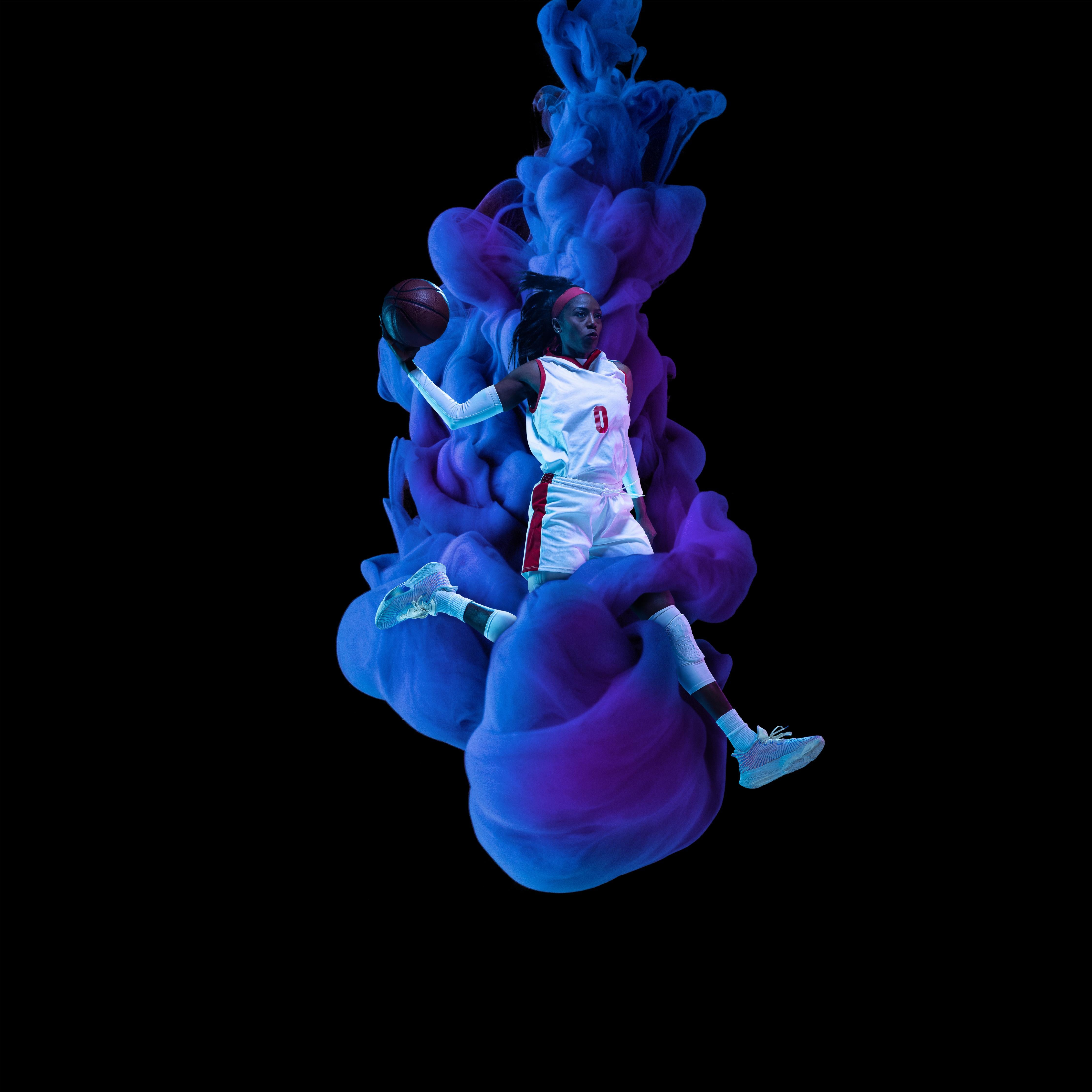 Spritzschutz-Junge Basketballspielerin in blau/lila Rauch