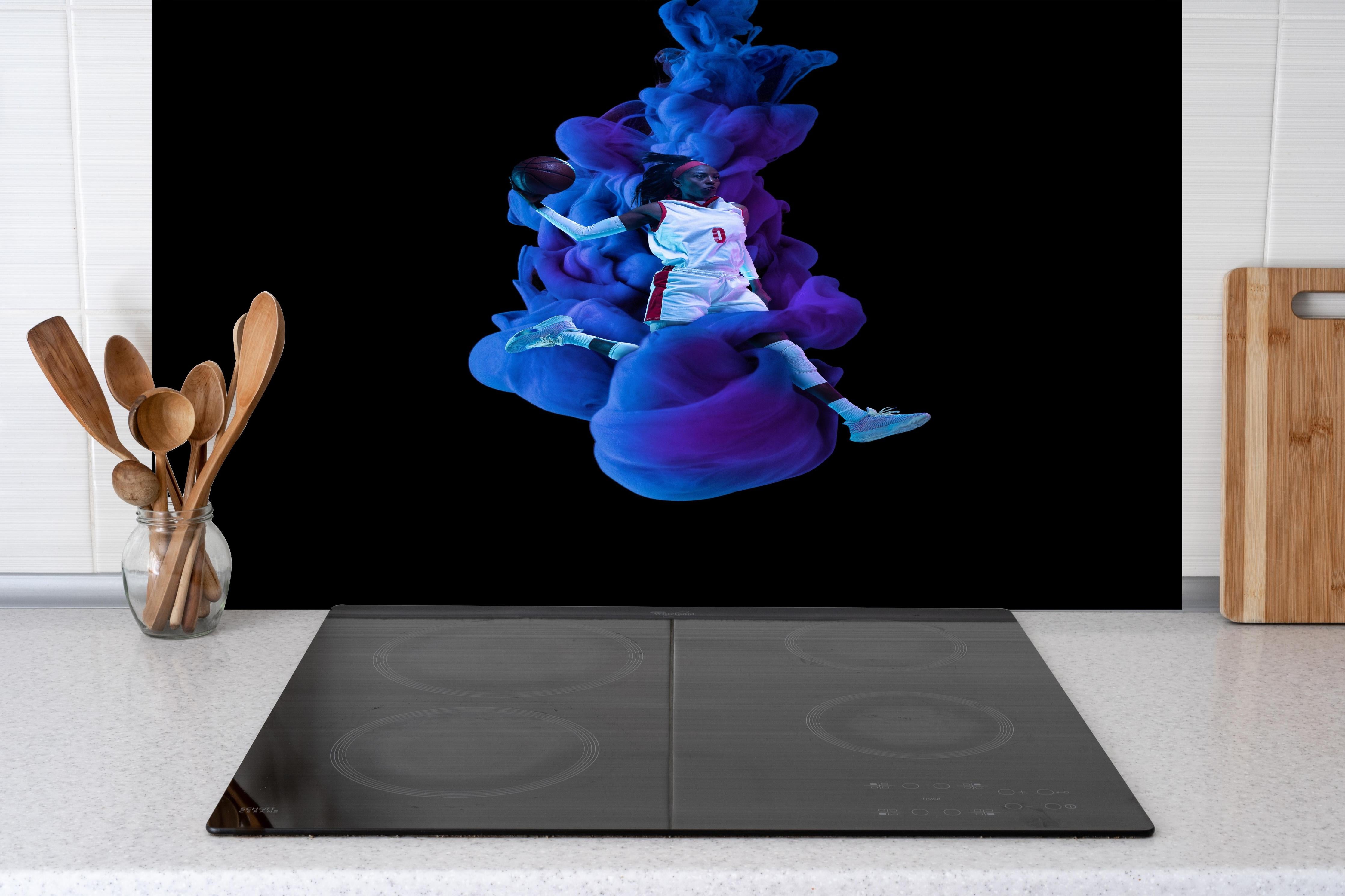Spritzschutz - Junge Basketballspielerin in blau/lila Rauch hinter einem Cerankochfeld zwischen Holz-Kochutensilien