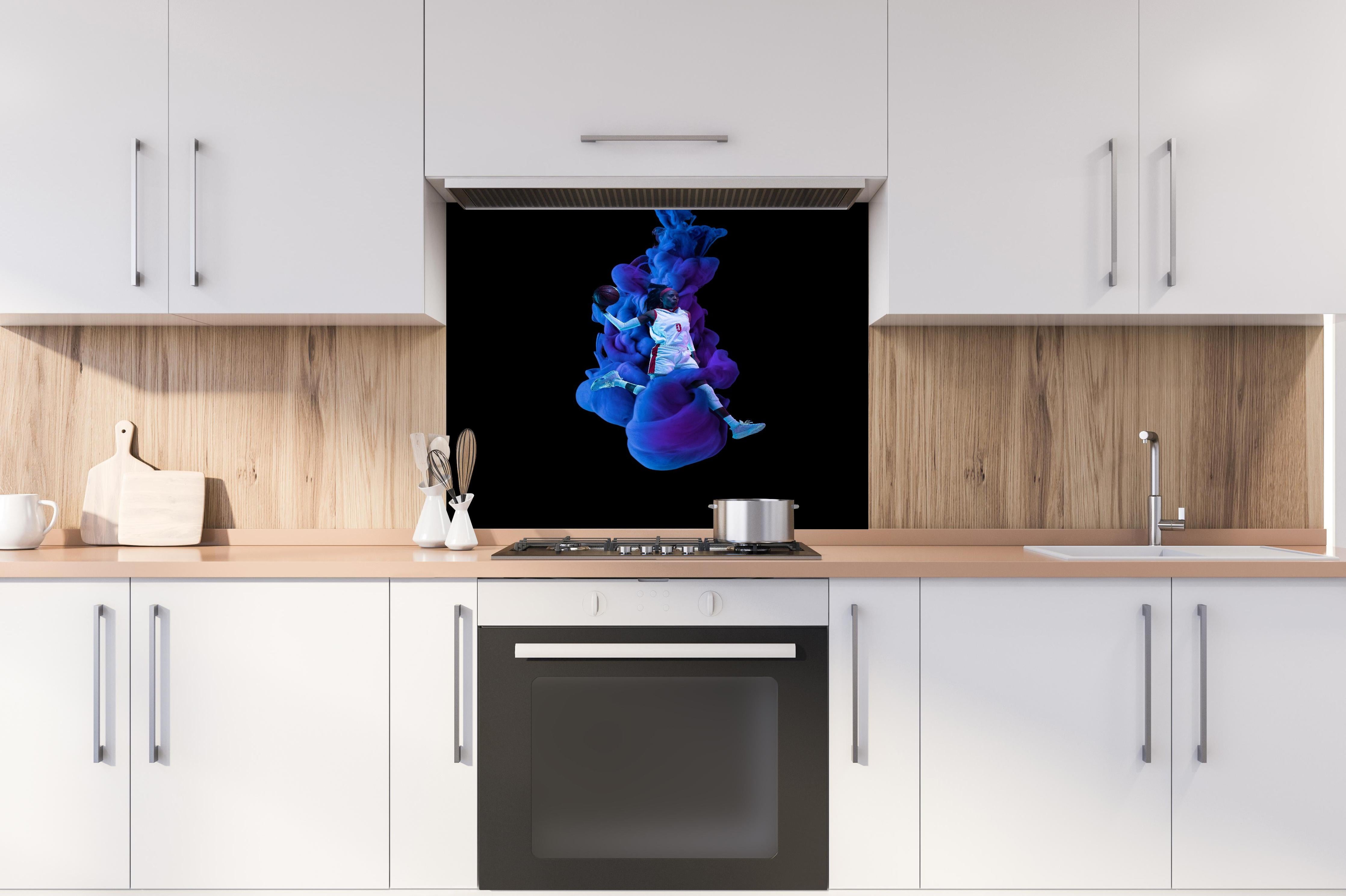 Spritzschutz - Junge Basketballspielerin in blau/lila Rauch hinter einem Cerankochfeld zwischen Holz-Kochutensilien