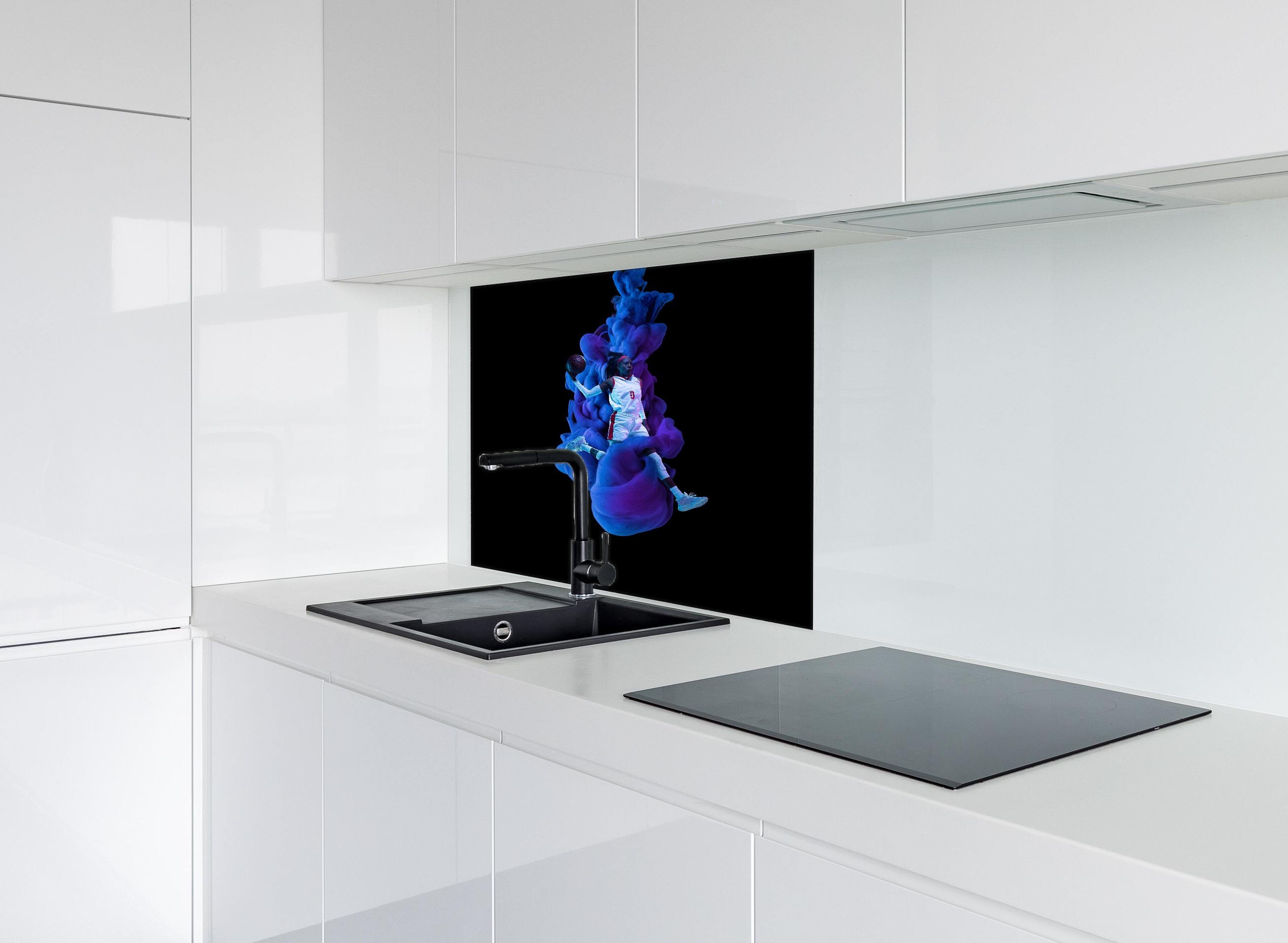 Spritzschutz - Junge Basketballspielerin in blau/lila Rauch hinter einem Cerankochfeld zwischen Holz-Kochutensilien