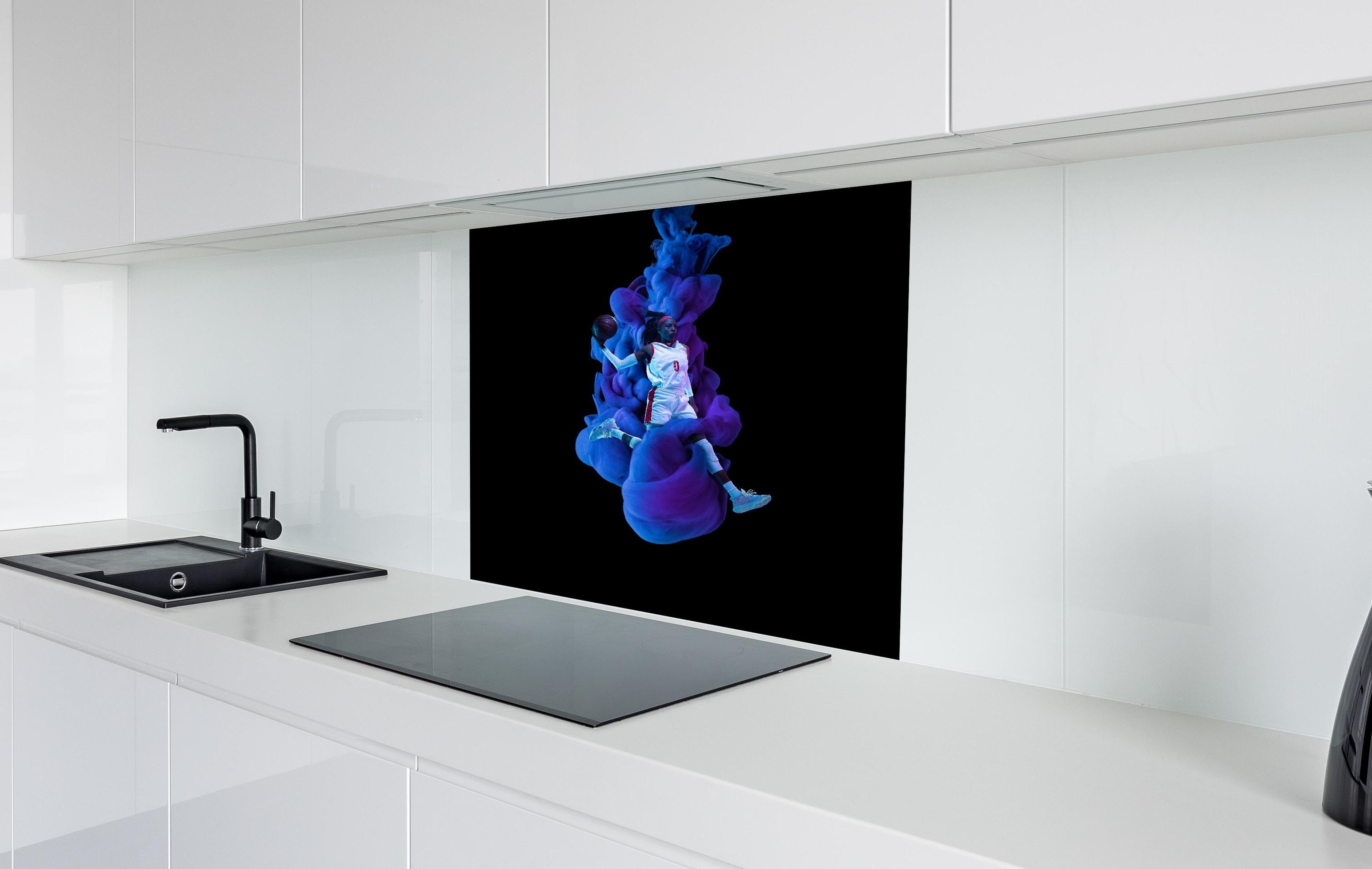 Spritzschutz - Junge Basketballspielerin in blau/lila Rauch hinter einem Cerankochfeld zwischen Holz-Kochutensilien