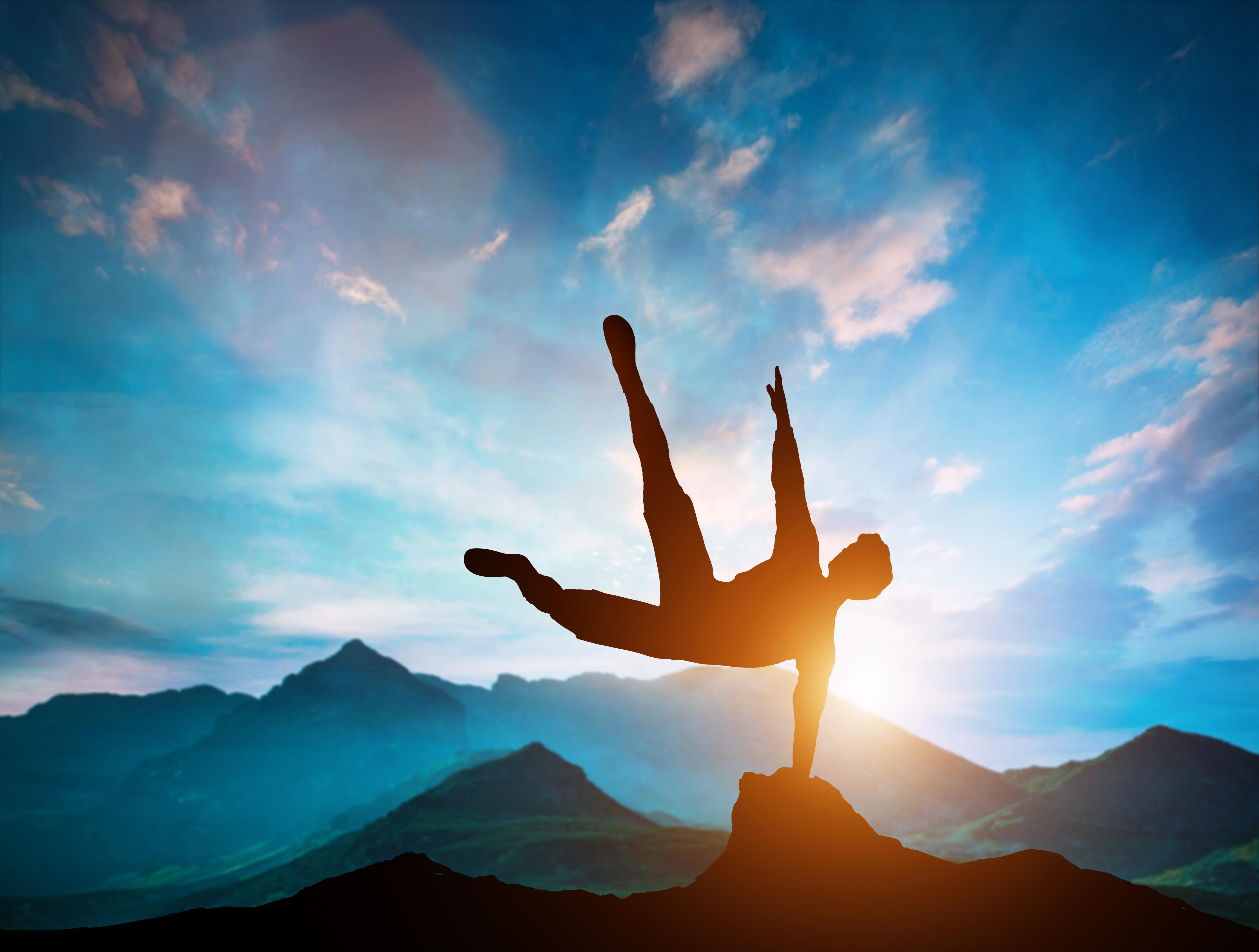 Spritzschutz-Spritzschutz - Parkour Aktion in den Bergen über Felsen.