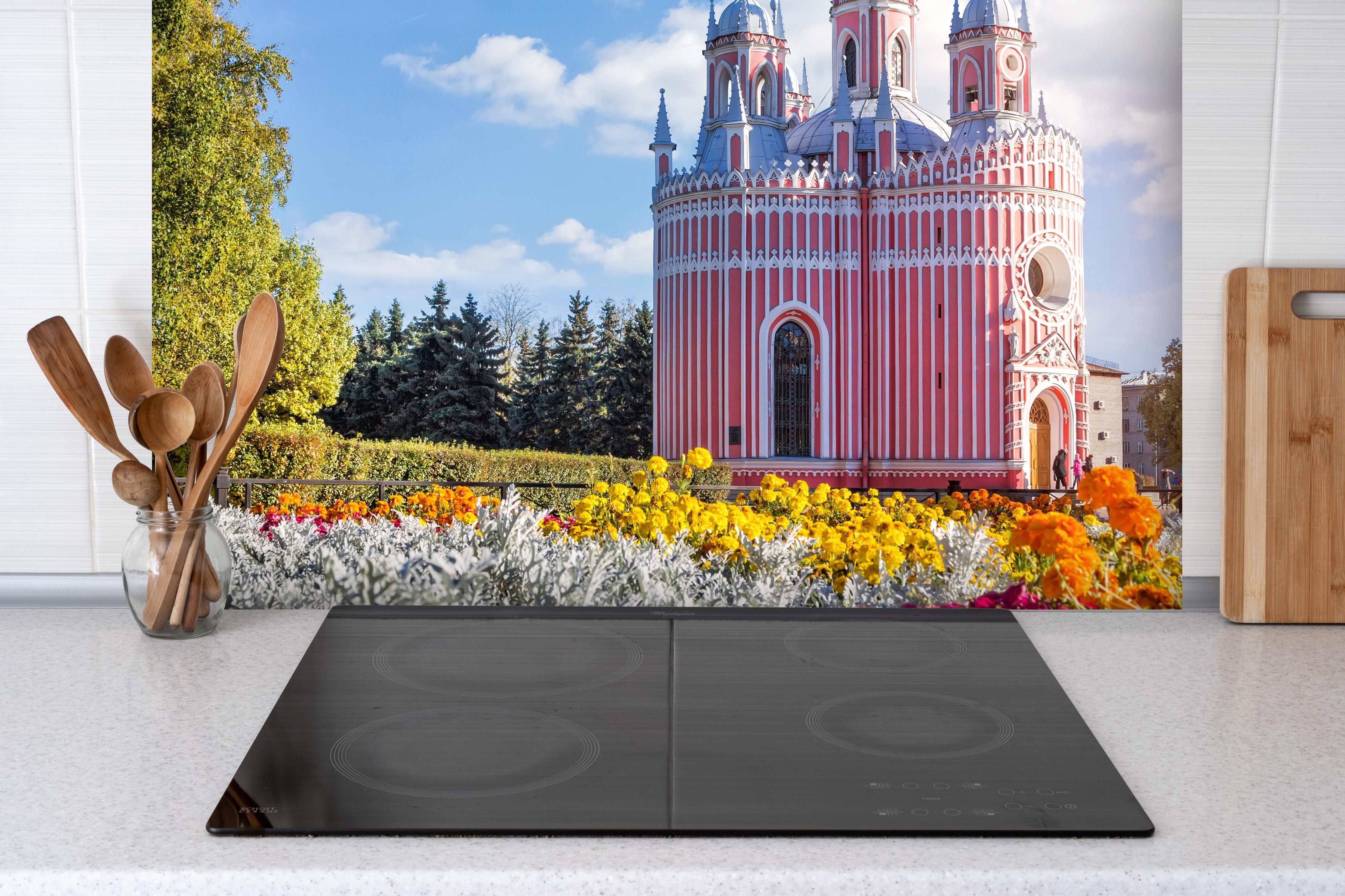 Spritzschutz - Spritzschutz - Rötliche Kirche in St. Petersburg hinter einem Cerankochfeld zwischen Holz-Kochutensilien
