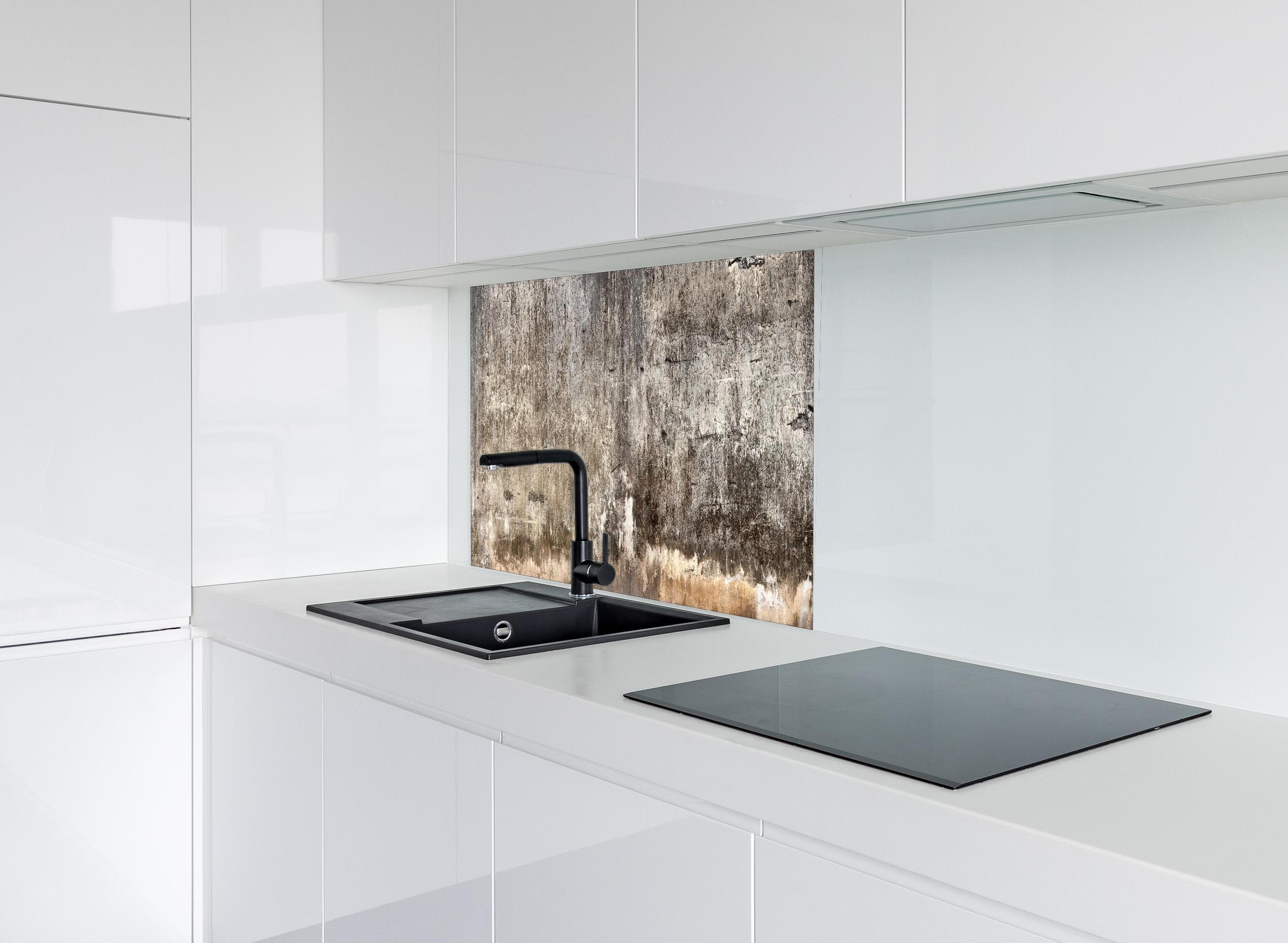 Spritzschutz - Spritzschutz - Schmutzige Wand mit bröckelndem Zementputz hinter modernem schwarz-matten Spülbecken in weißer Hochglanz-Küche