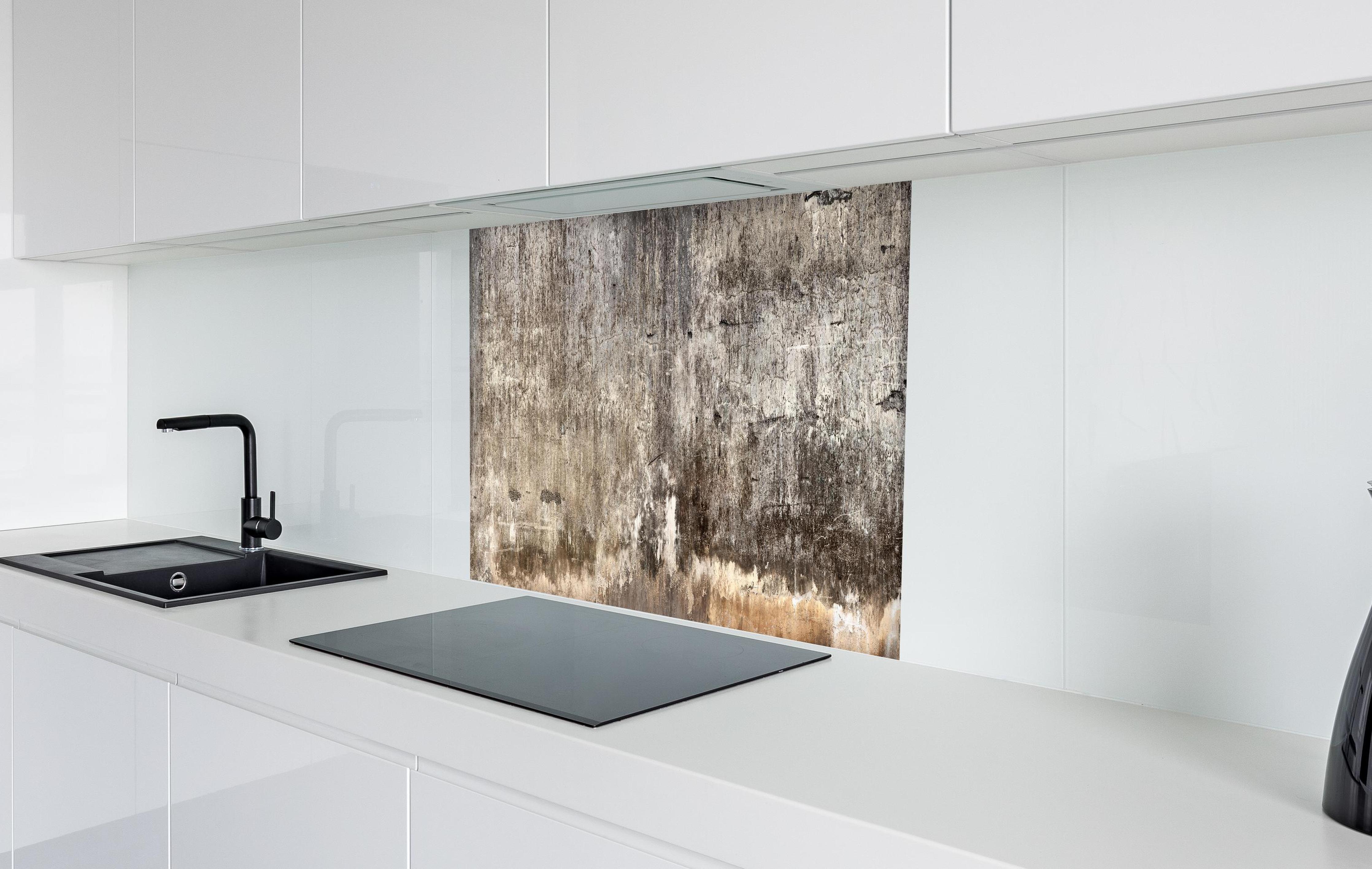 Spritzschutz - Spritzschutz - Schmutzige Wand mit bröckelndem Zementputz in weißer Hochglanz-Küche hinter einem Cerankochfeld