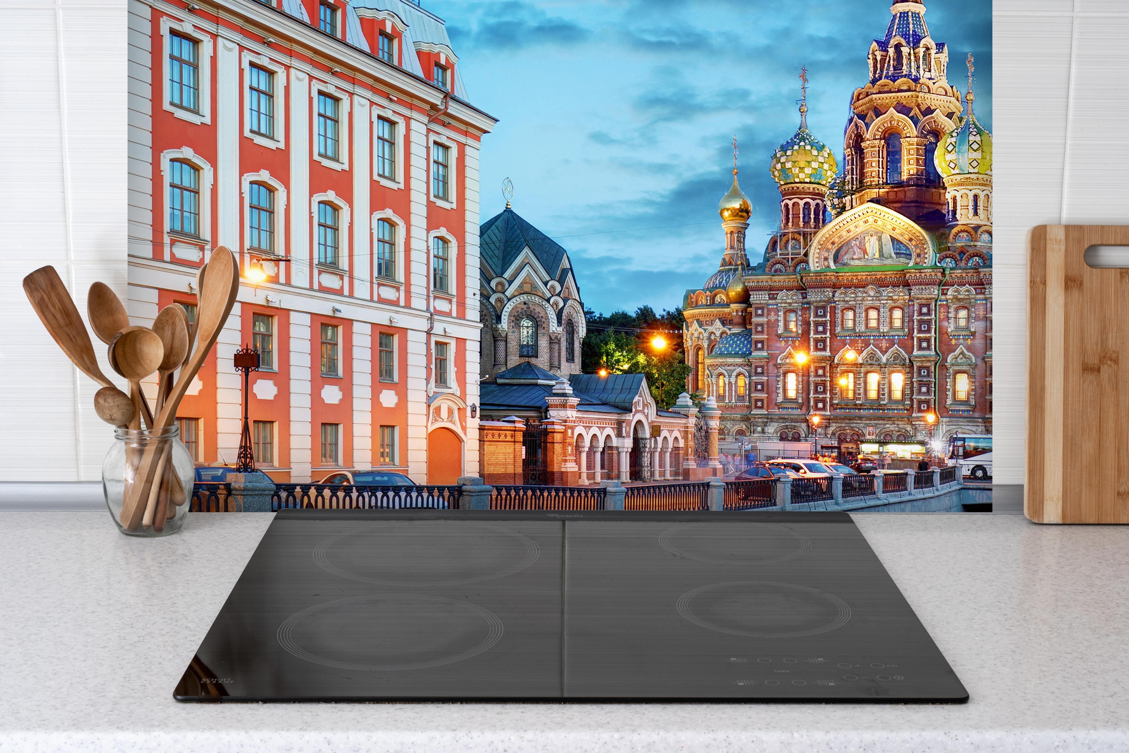 Spritzschutz - Spritzschutz - St. Petersburg Blutskirche bei Nacht hinter einem Cerankochfeld zwischen Holz-Kochutensilien